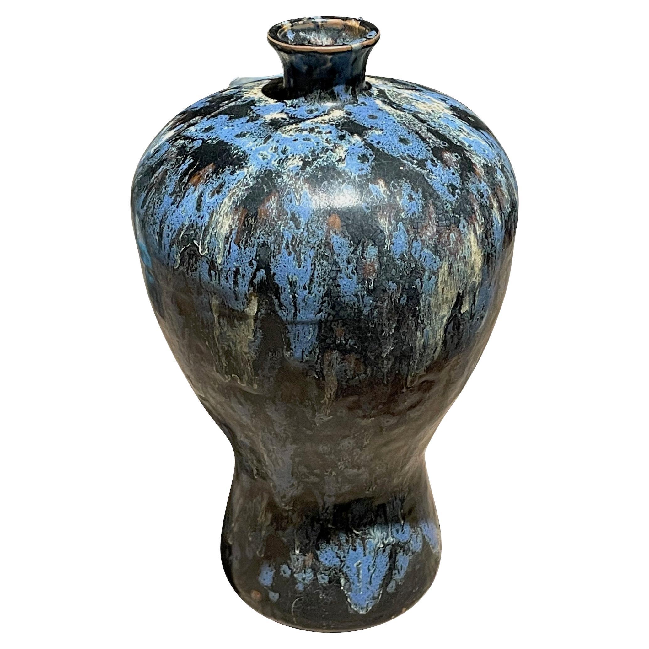 Schwarze, blaue und weiße Vase in geschwungener Form mit Spritzglasur, China, zeitgenössisch