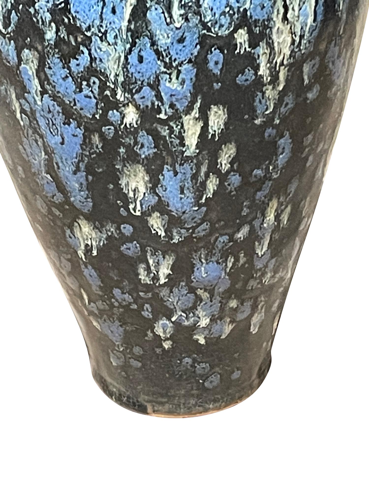 Cinese Smalto nero, blu e bianco, alto, beccuccio sottile, Cina, Contemporary in vendita