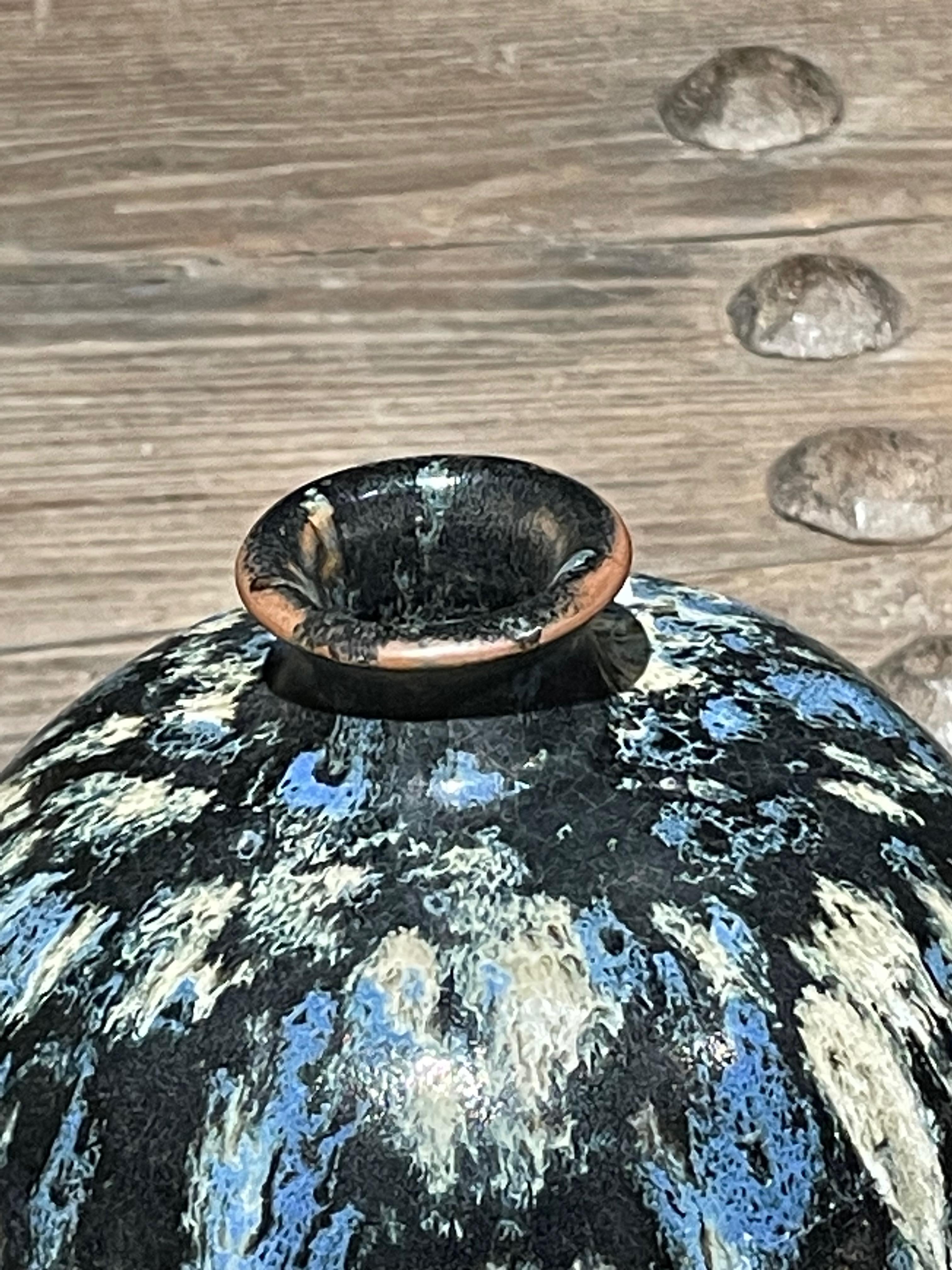 Smalto nero, blu e bianco, alto, beccuccio sottile, Cina, Contemporary In condizioni Nuovo in vendita a New York, NY