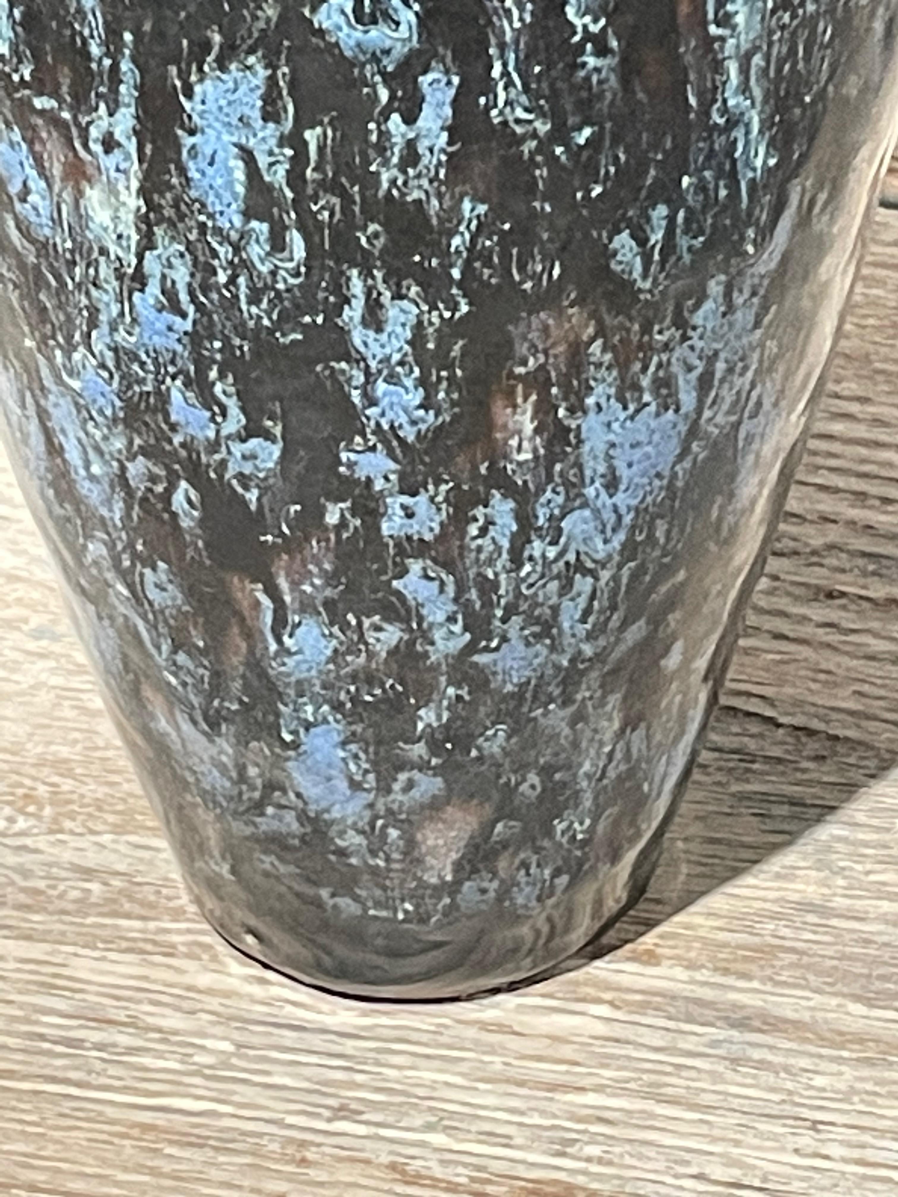 Cinese Vaso a beccuccio sottile con smalto nero, blu e bianco, Cina, Contemporaneo in vendita