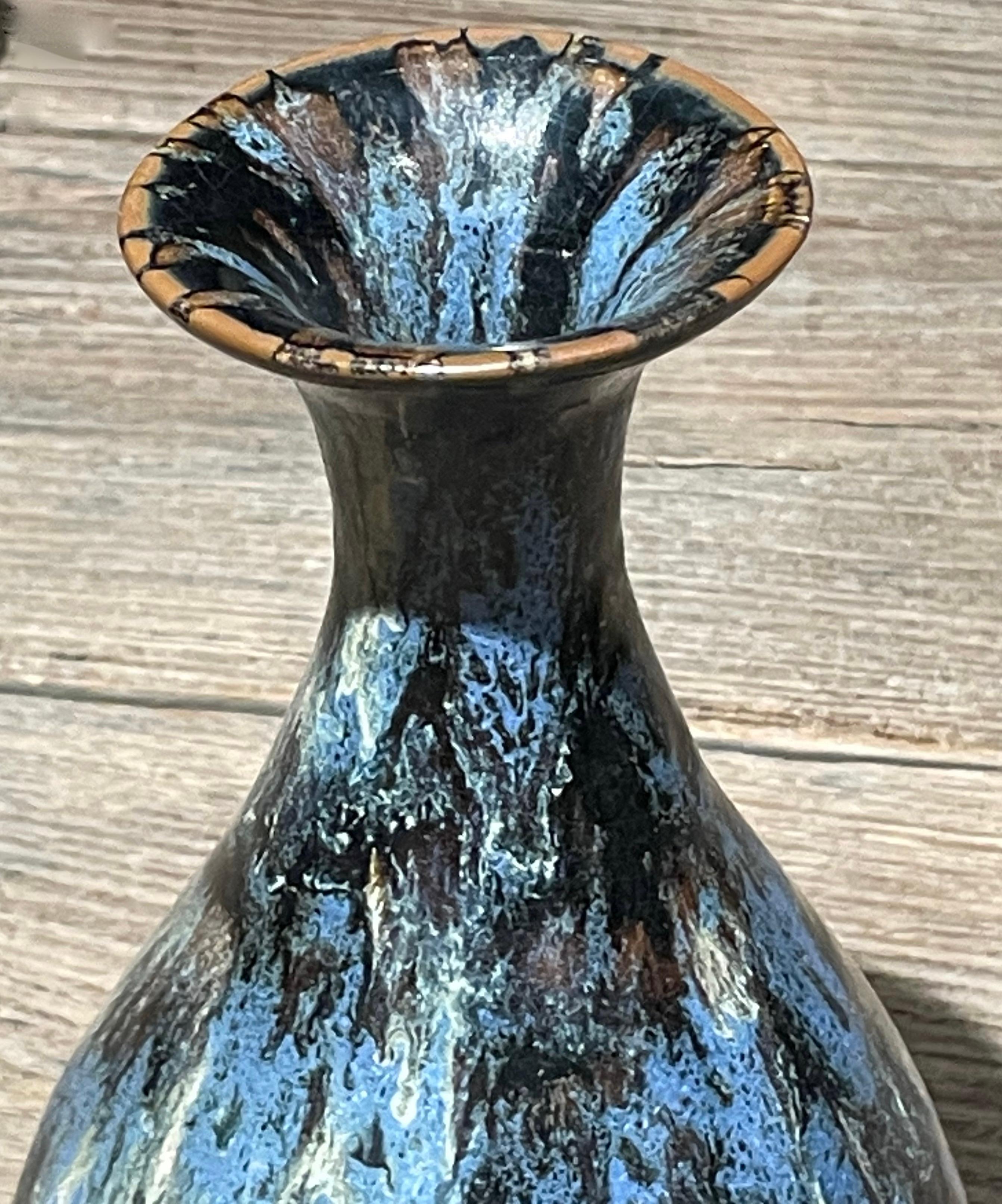 Vaso cinese contemporaneo a forma di tulipano con smalto nero, blu e bianco.
Uno dei tanti esemplari della collezione di smalti simili di varie forme.
