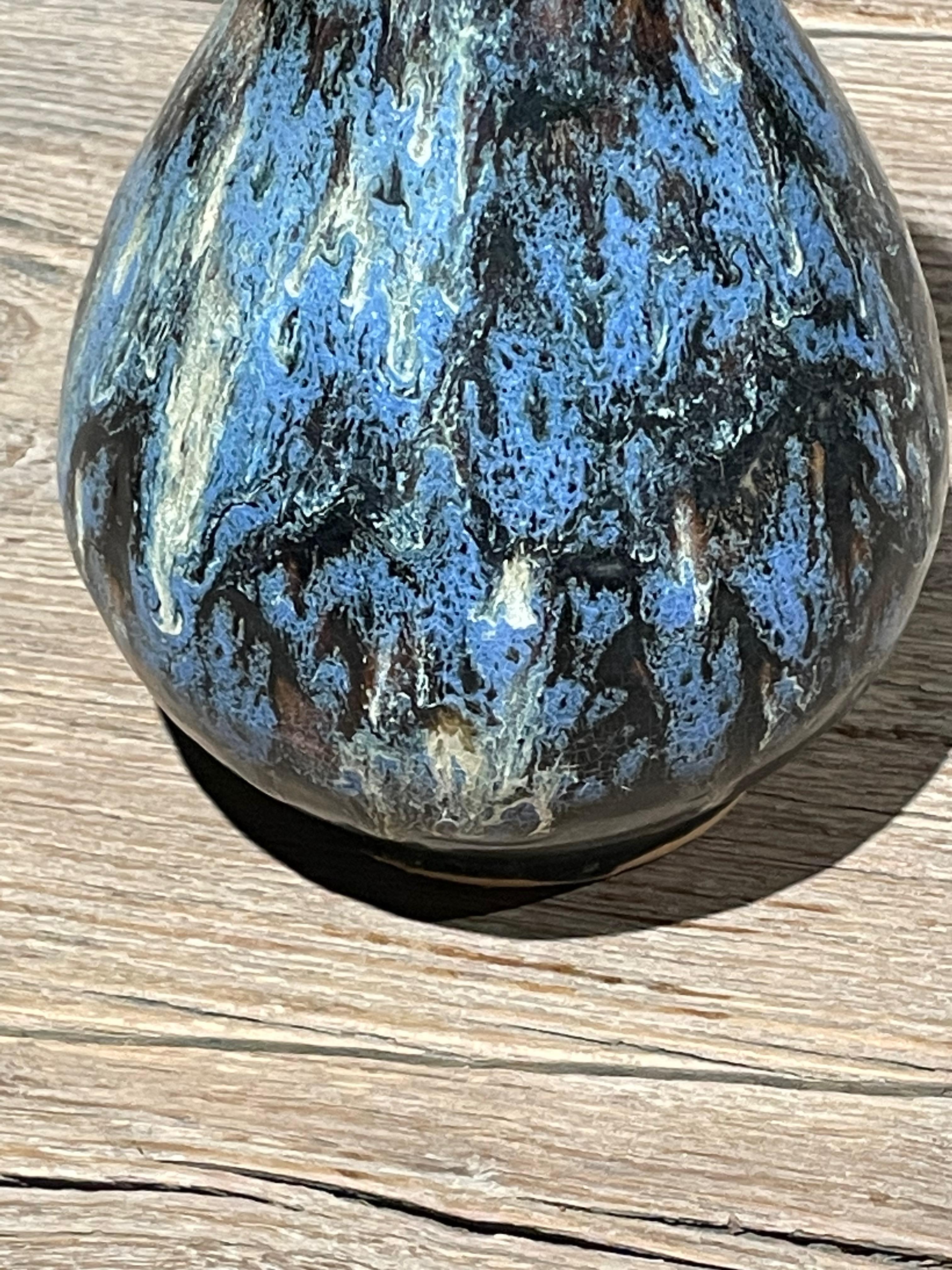 Asiatico Vaso a forma di tulipano con smalto nero, blu e bianco, Cina, Contemporaneo in vendita