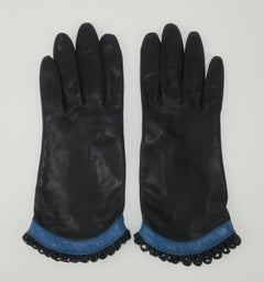 Lederhandschuhe in Schwarz und Blau mit Schleifen-Fransen-Manschetten