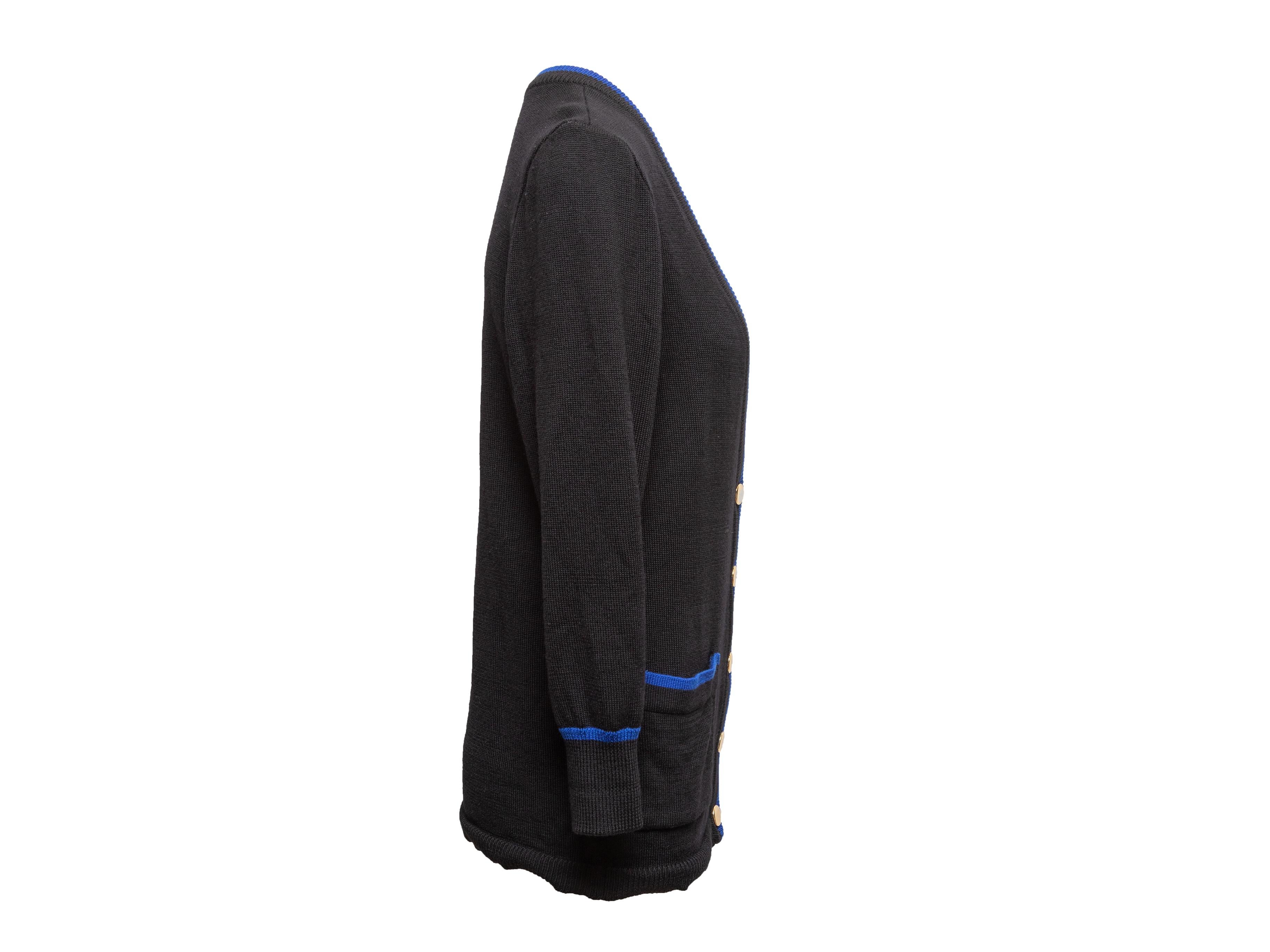 Schwarz-blaue Strickjacke mit V-Ausschnitt von Yves Saint Laurent. Zwei Gesäßtaschen. Knopfverschlüsse in der vorderen Mitte. 40