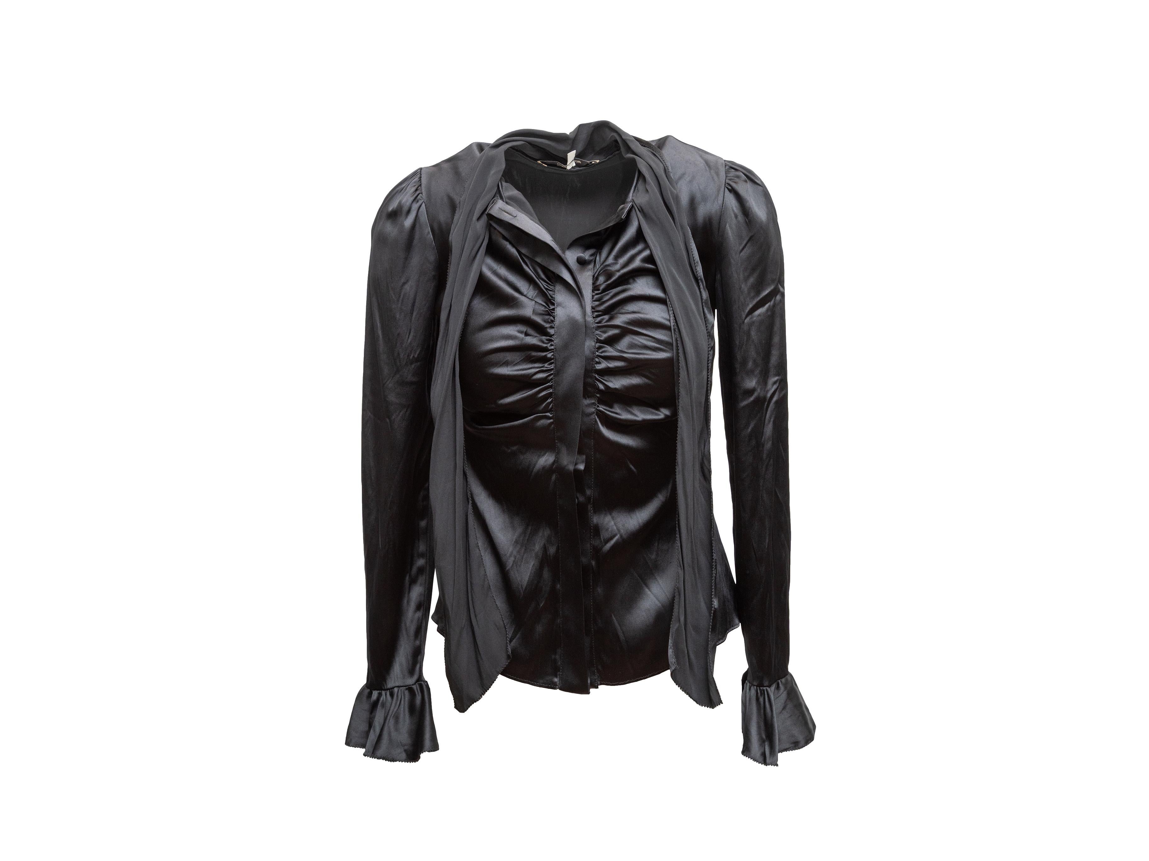 Blusa de seda negra de manga larga de Blumarine. Pajarita en el cuello. Fruncido en el corpiño delantero. Cierre de botones delante. 31,5