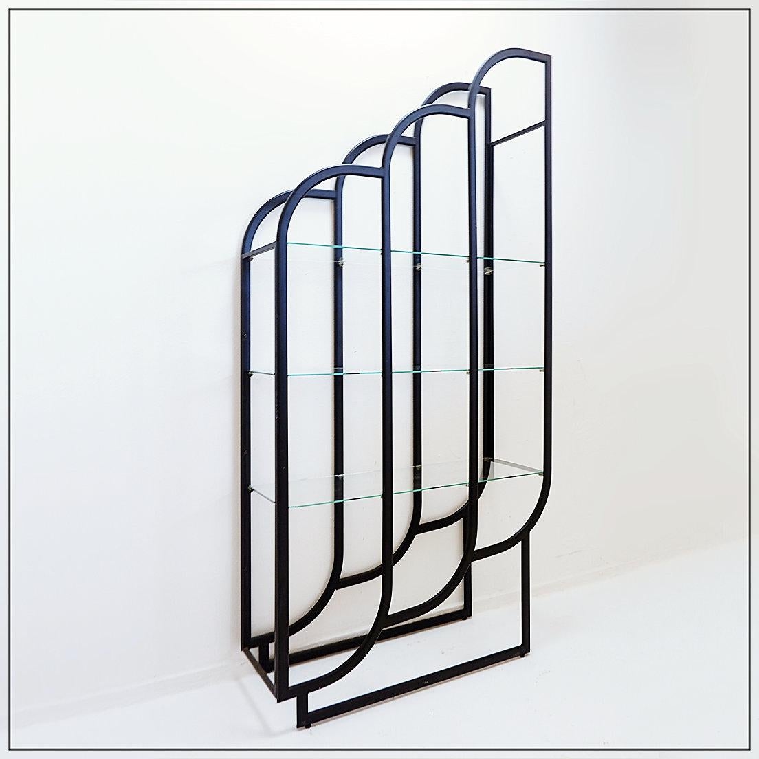 Libreria nera - Metallo e vetro - 20
Scaffale - Decorazione - Clautra
2 bicchieri con bordi non lucidati
2 angoli del vassoio di vetro scheggiati - See One 
Misure: 90x31,5cmH:183cm 
Materiali : Metallo - Vetro 
