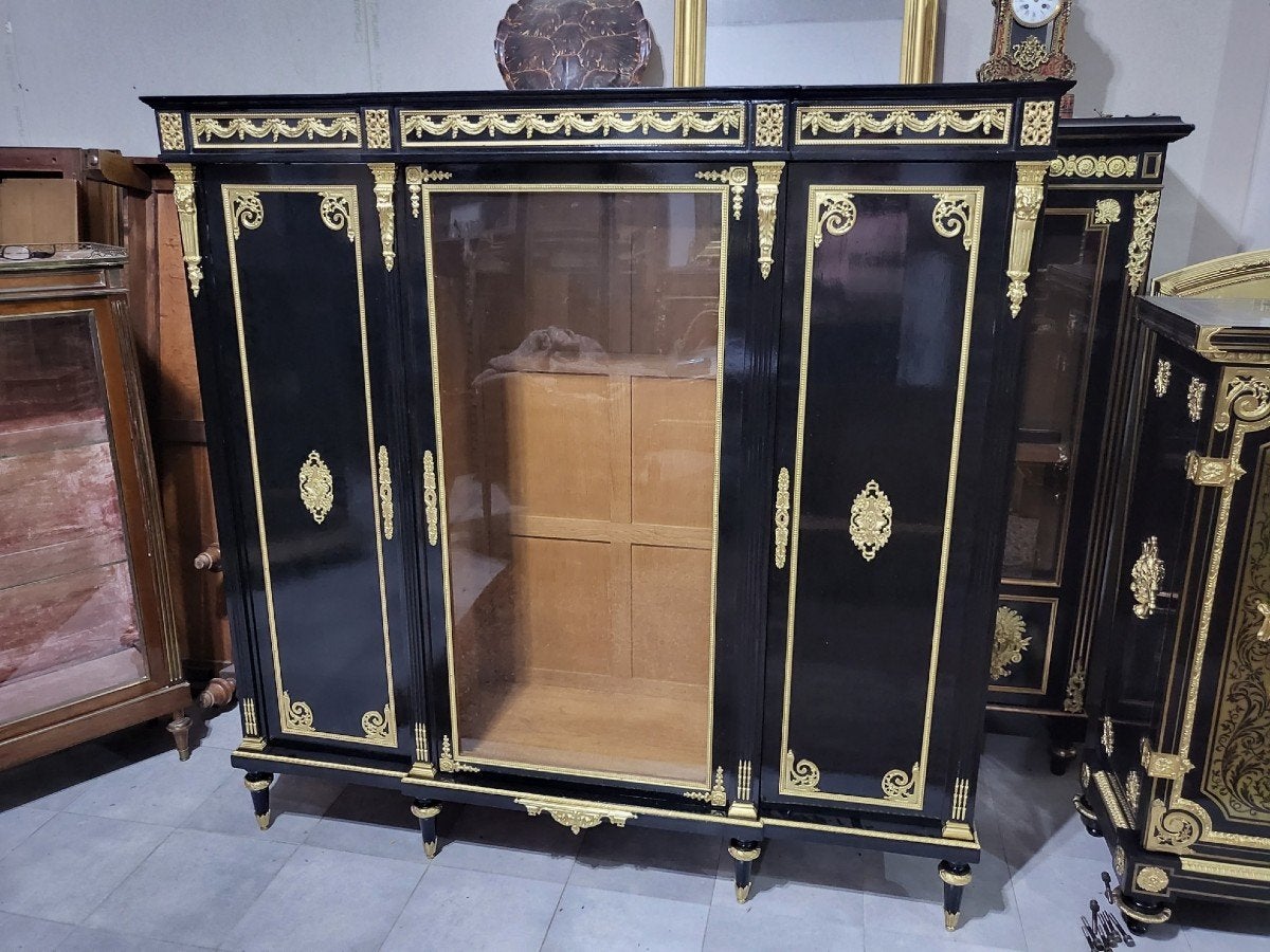 Large Vitrine, bookcase, showcase 3 doors in Napoleon III Boule style large showcase or library.
This bookcase is sold by itself, but it can also be sold with the corresponding desk, coming from the same source, in order to constitute a homogeneous