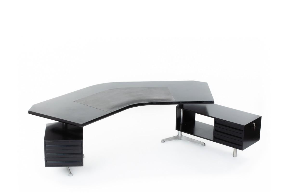 This Italian black executive desk was manufactured during 1960’s by Osvaldo Borsani. Iconic piece of design, this writing desk is named Boomerang in reference of its unique shape.