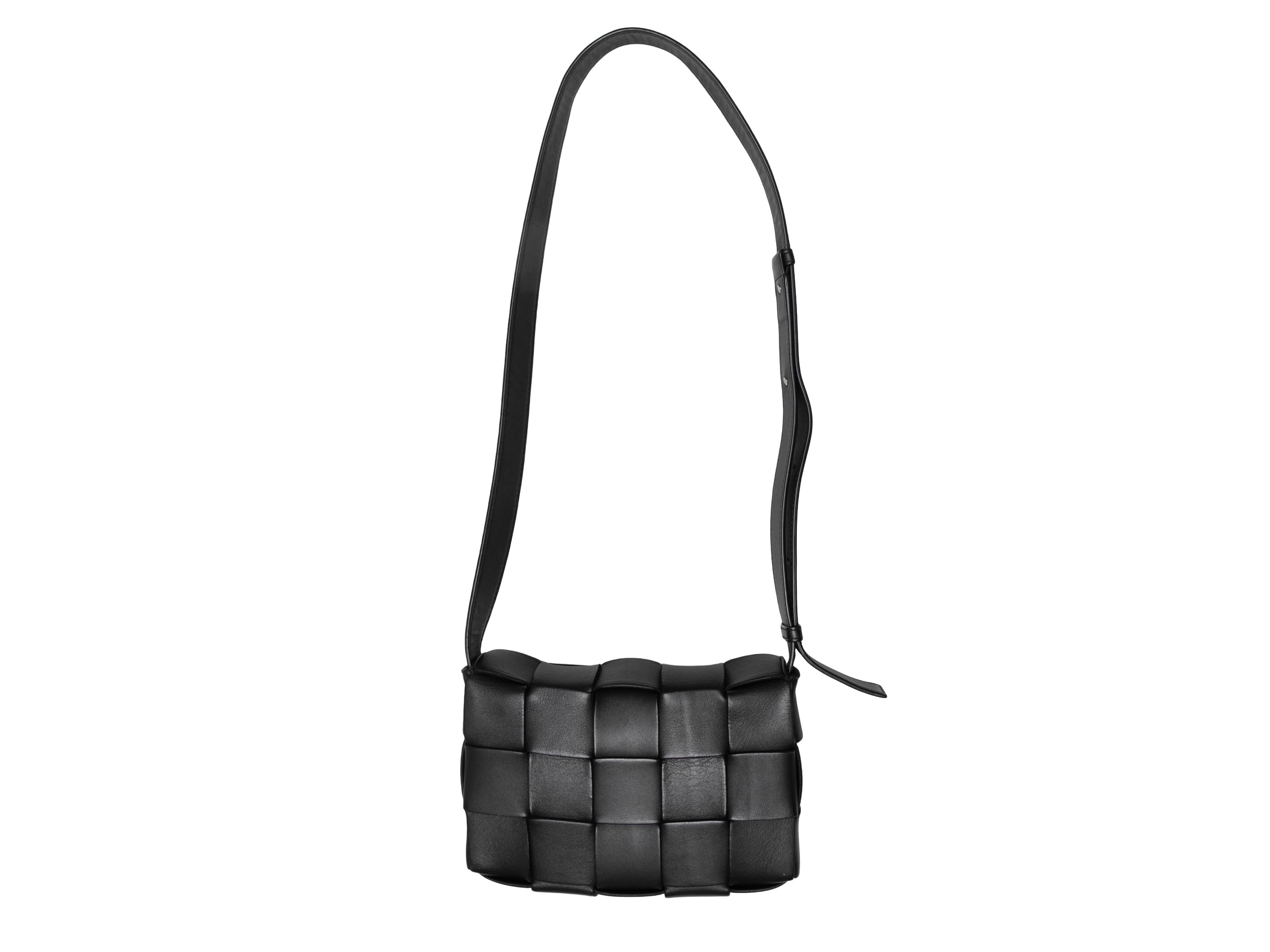 Borsa a tracolla Bottega Veneta nera. La borsa a tracolla Cassette è caratterizzata da un corpo in pelle intrecciata, una singola tracolla piatta regolabile e una chiusura con patta superiore. L. 9,25