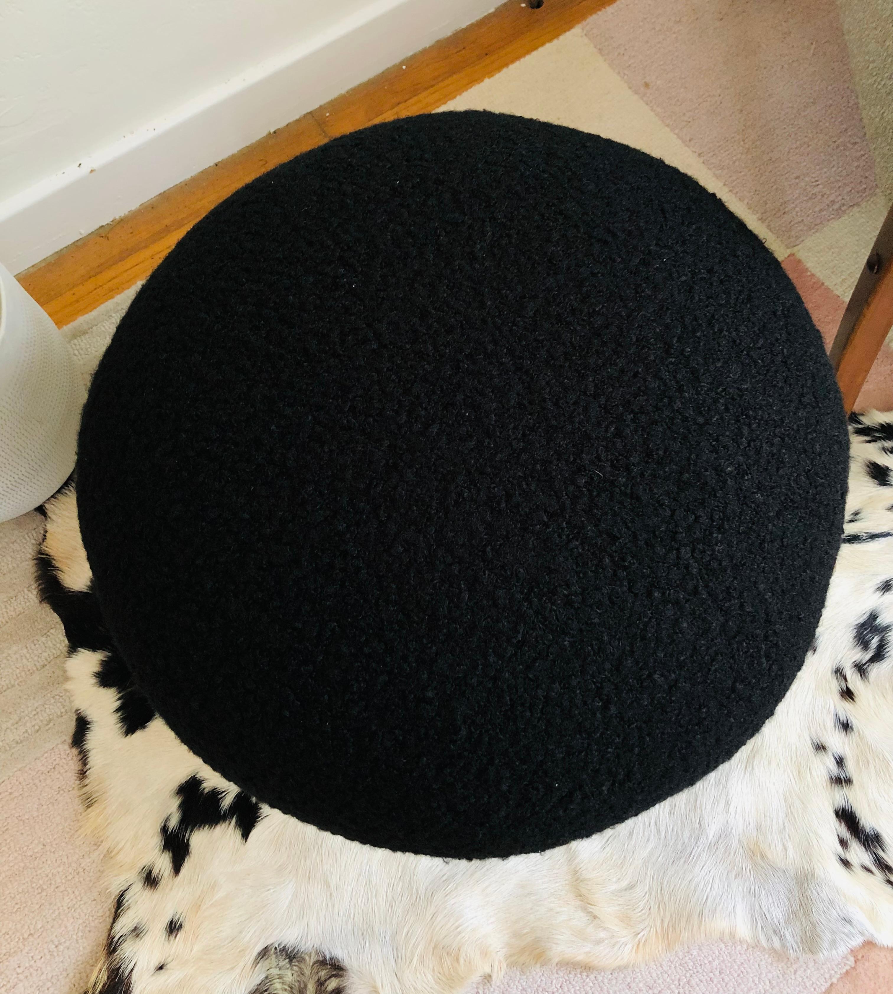 black boucle pouf