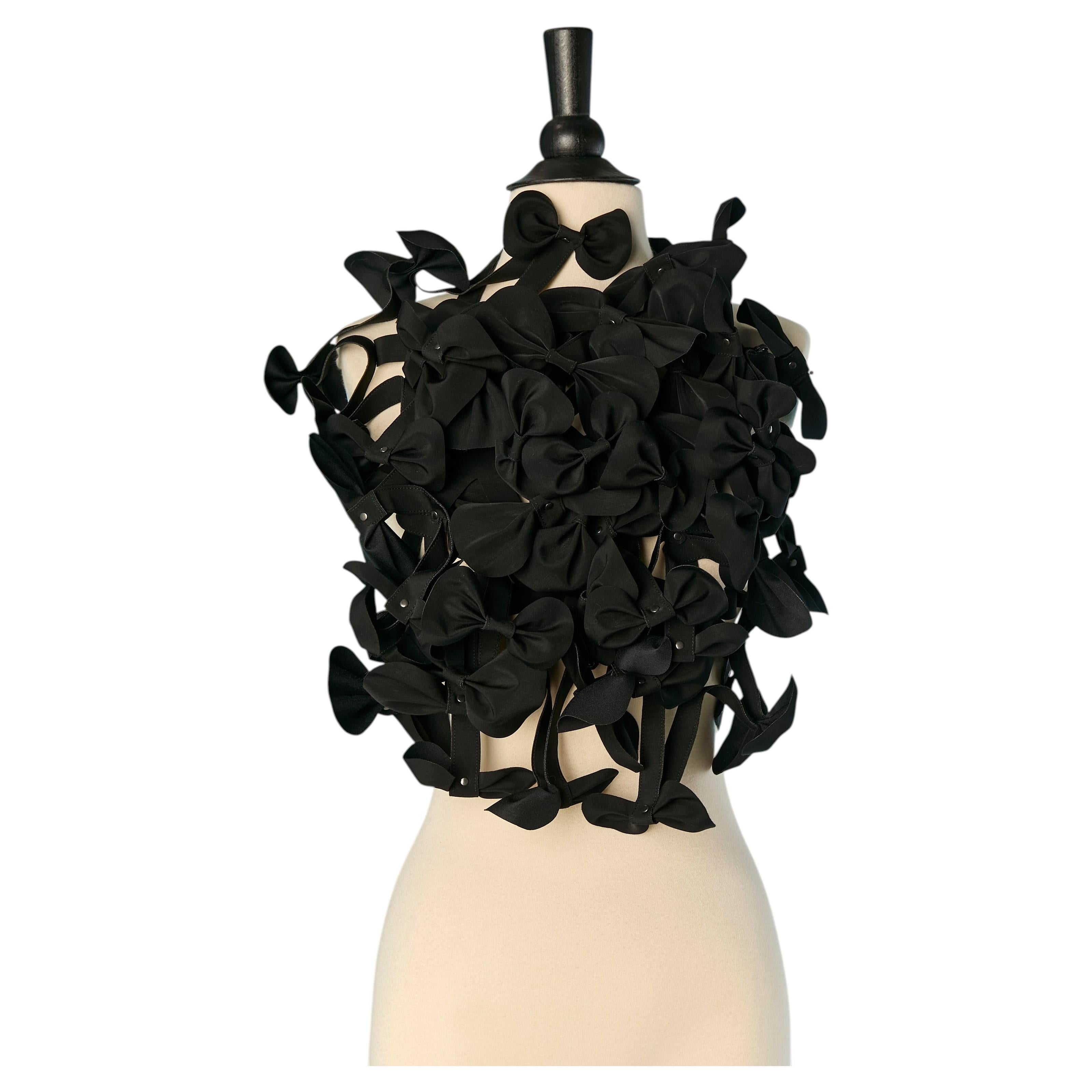 Top sin espalda con lazo negro de imitación de cuero de NOIR Kei Ninomiya & Comme des Garçons en venta
