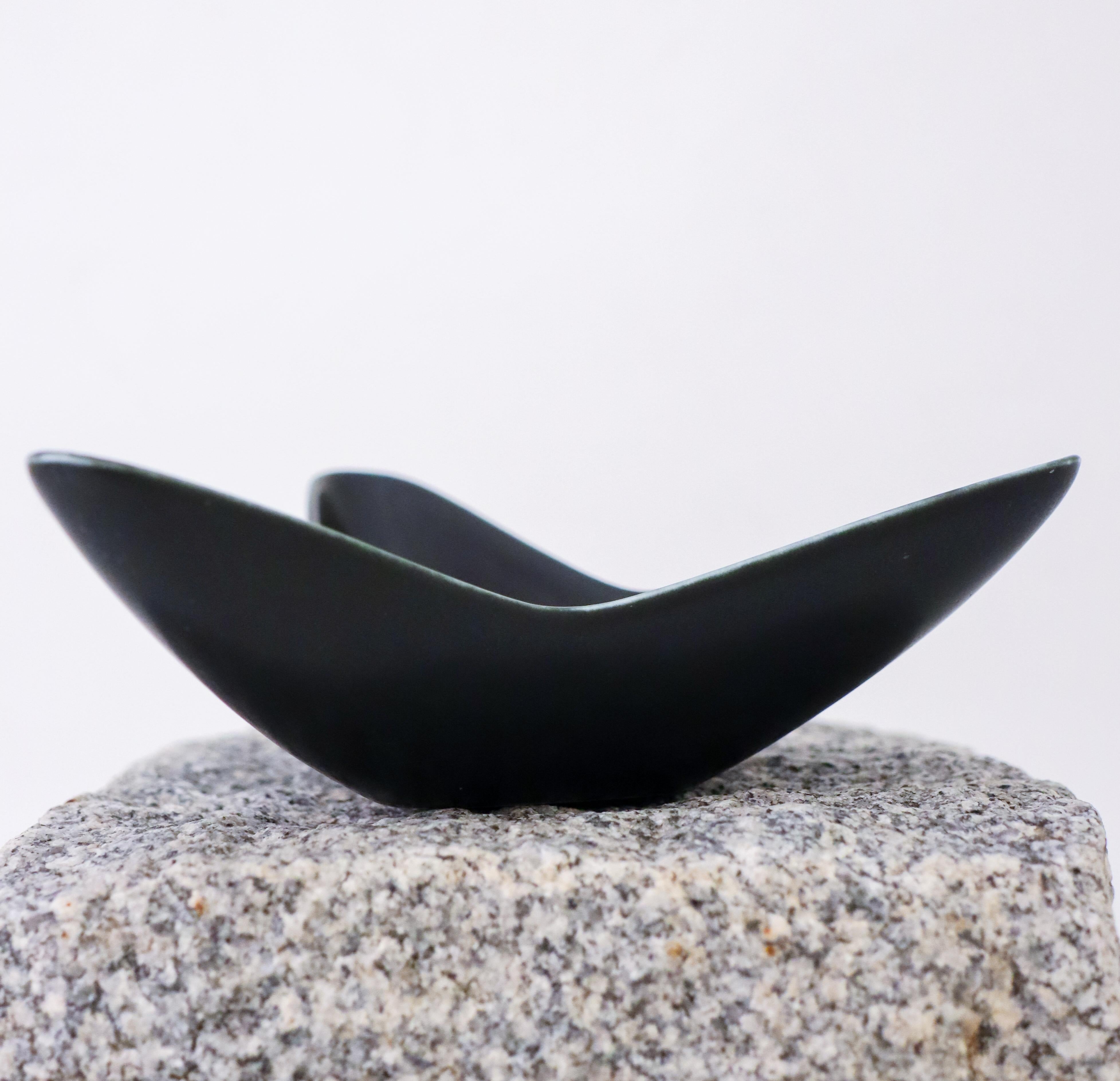 Scandinavian Modern Black Bowl, Caolina - Gunnar Nylund - Rörstrand - 1950-1960s - Mid 20th Century For Sale