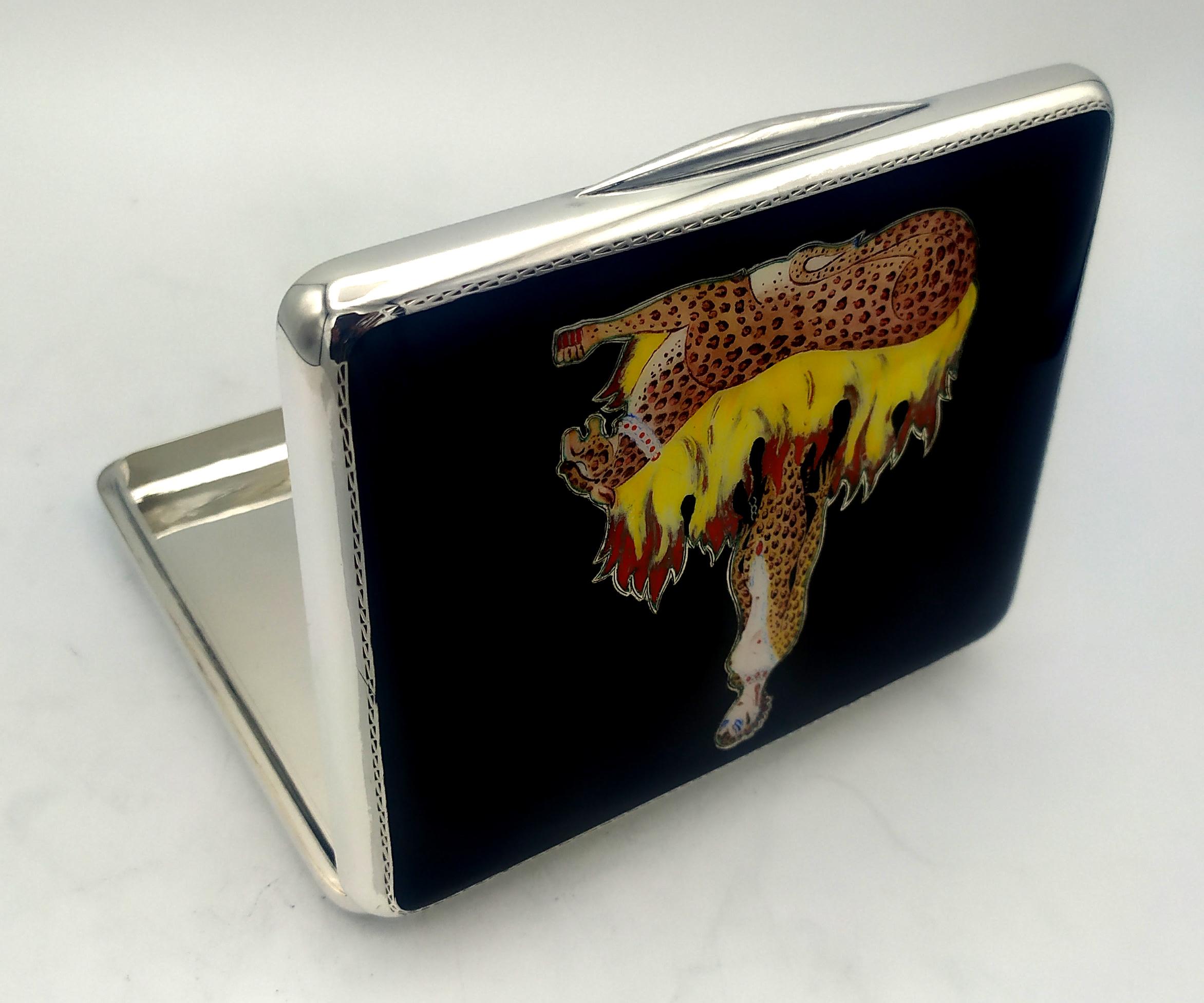 L'inspiration Black Box Erté est en argent 925/1000.
Black Box Erté inspiration a des émaux cuits noirs.
Boîte noire Erté inspiration a une miniature tirée du peintre Renato Dainelli représentant une femme et un léopard. 






sur un fond de