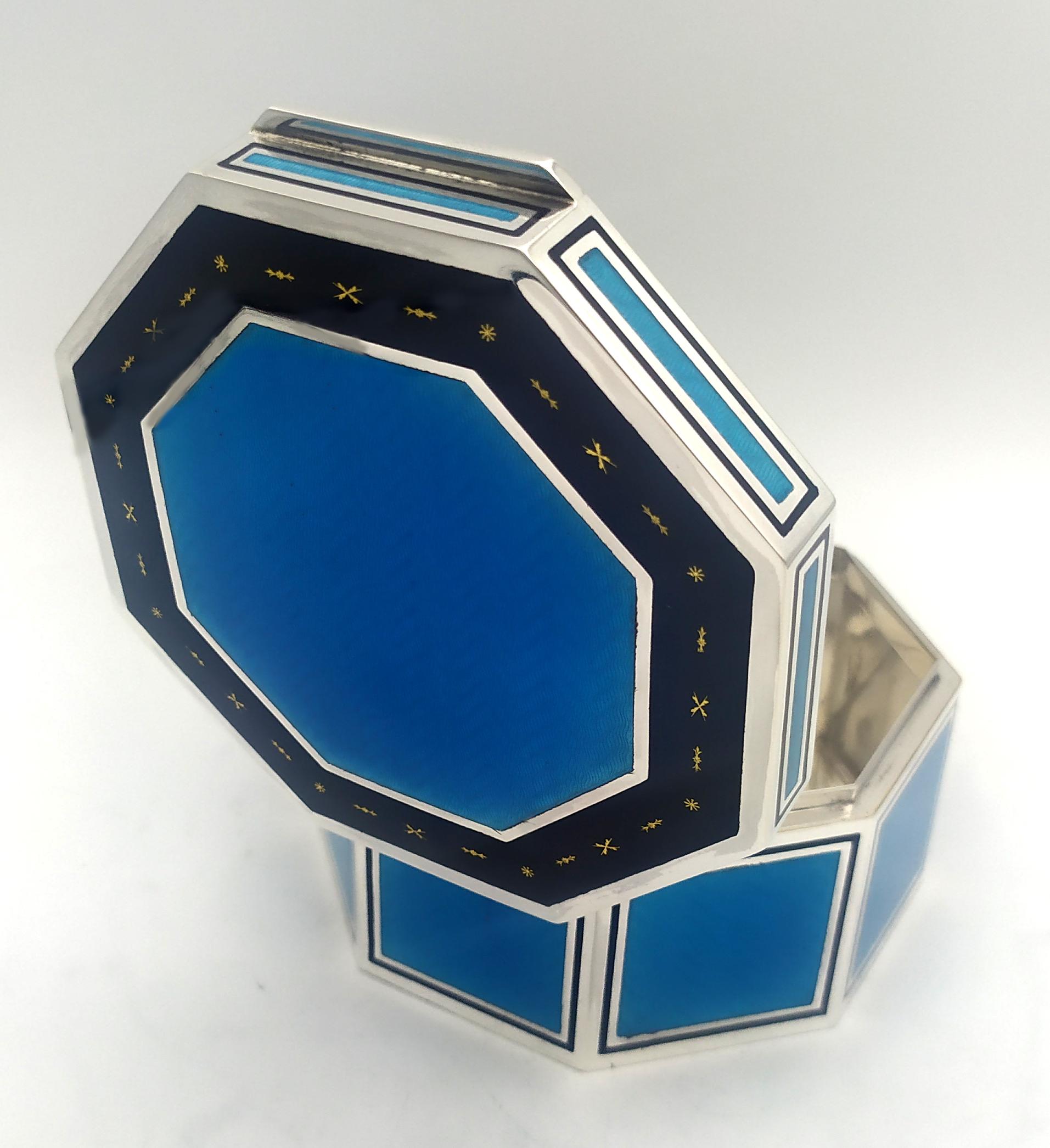 La boîte de table octogonale est en argent 925/1000.
Boîte de table octogonale
La boîte de table octogonale a des émaux cuits translucides sur guilloché.
La boîte de table octogonale a un bord noir avec des paillons en or pur.
La boîte de table