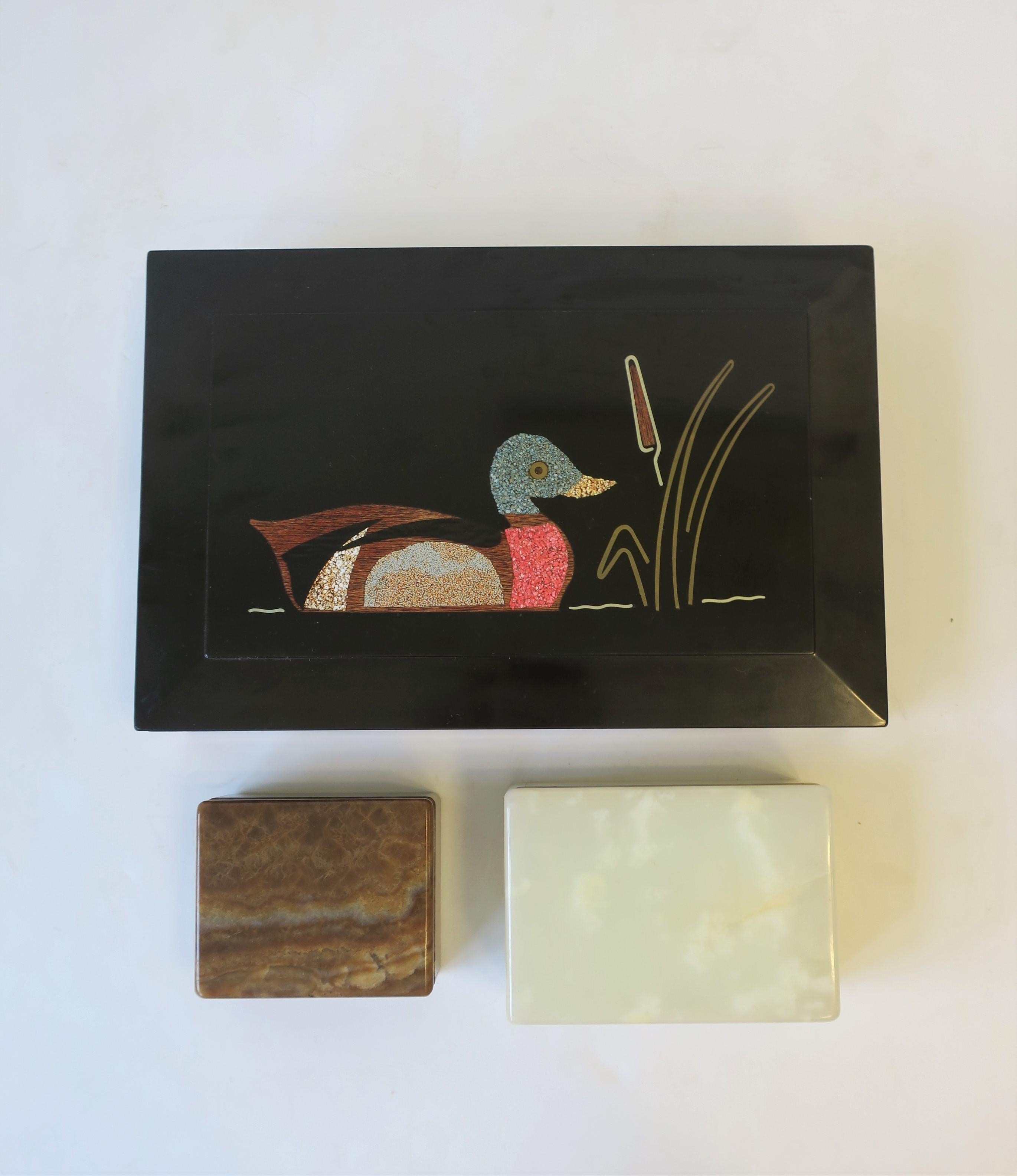 Caja negra con mosaico de pato azulón en venta 6