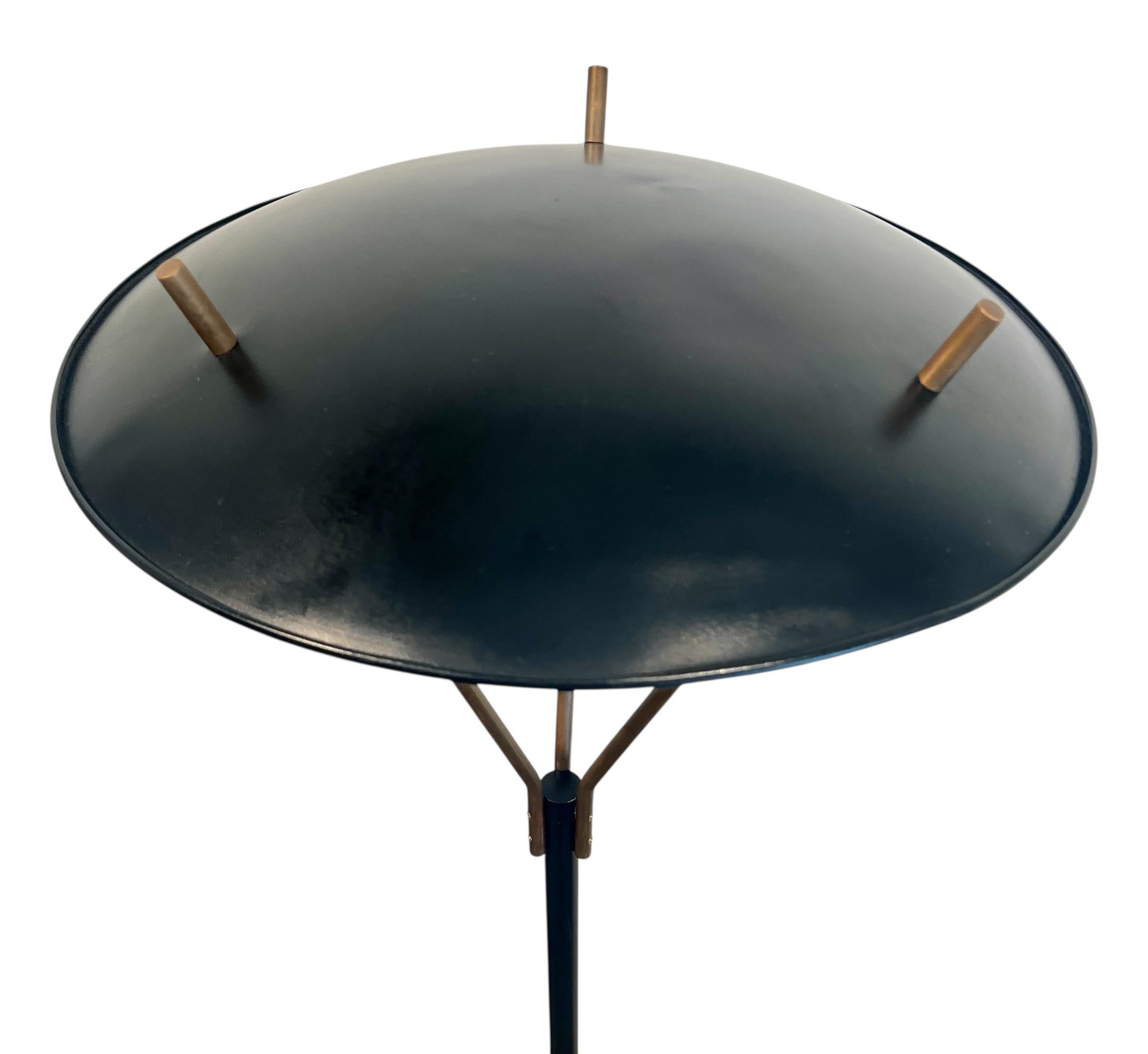 Stehlampe schwarz & messing von Gerald Thurston für Lightolier (Emailliert) im Angebot