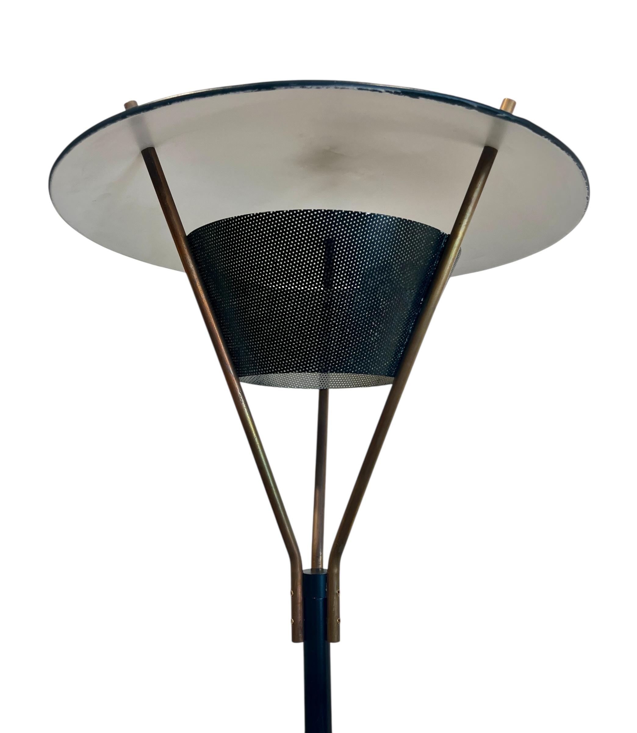 Stehlampe schwarz & messing von Gerald Thurston für Lightolier (20. Jahrhundert) im Angebot