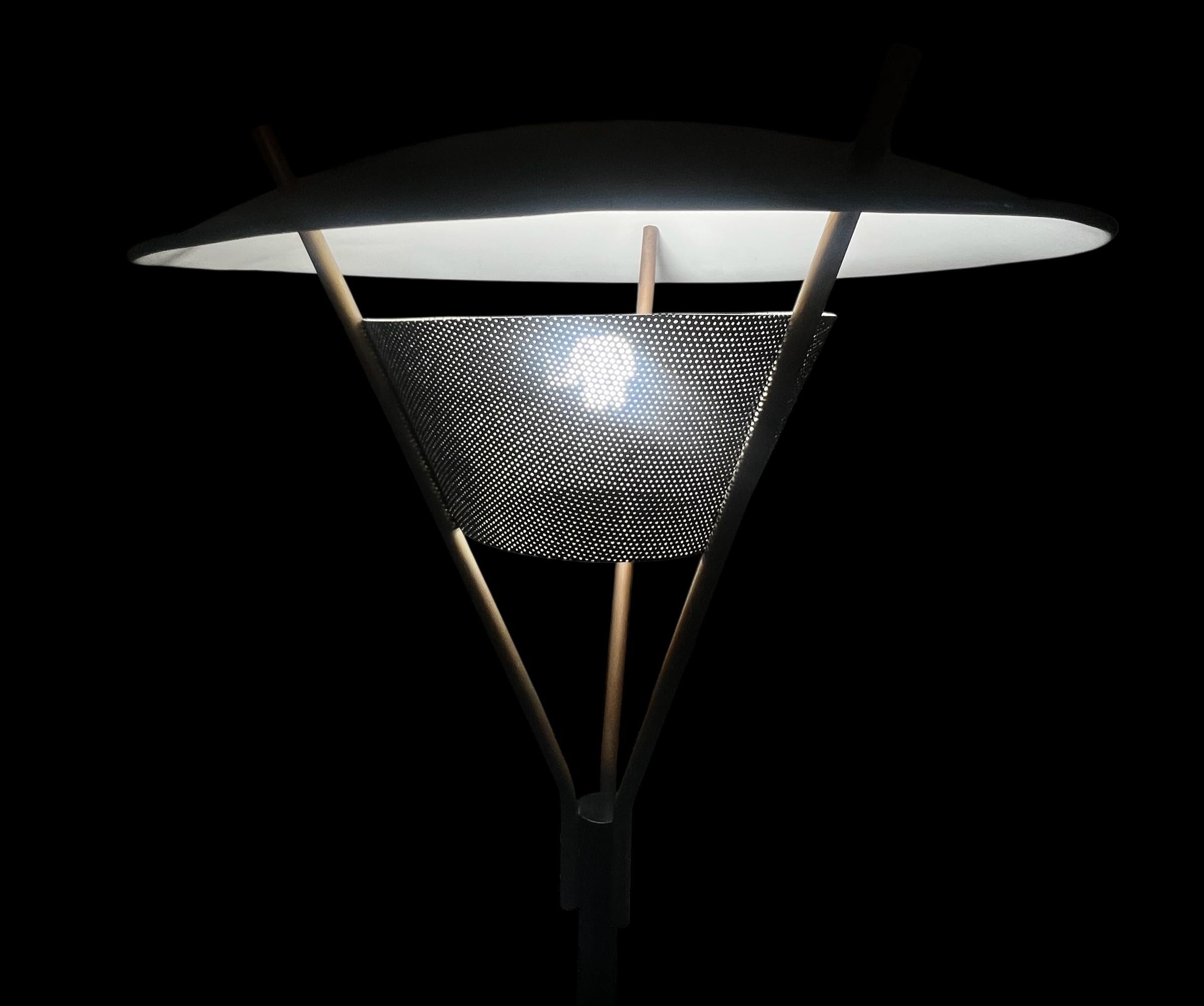 Stehlampe schwarz & messing von Gerald Thurston für Lightolier im Angebot 1