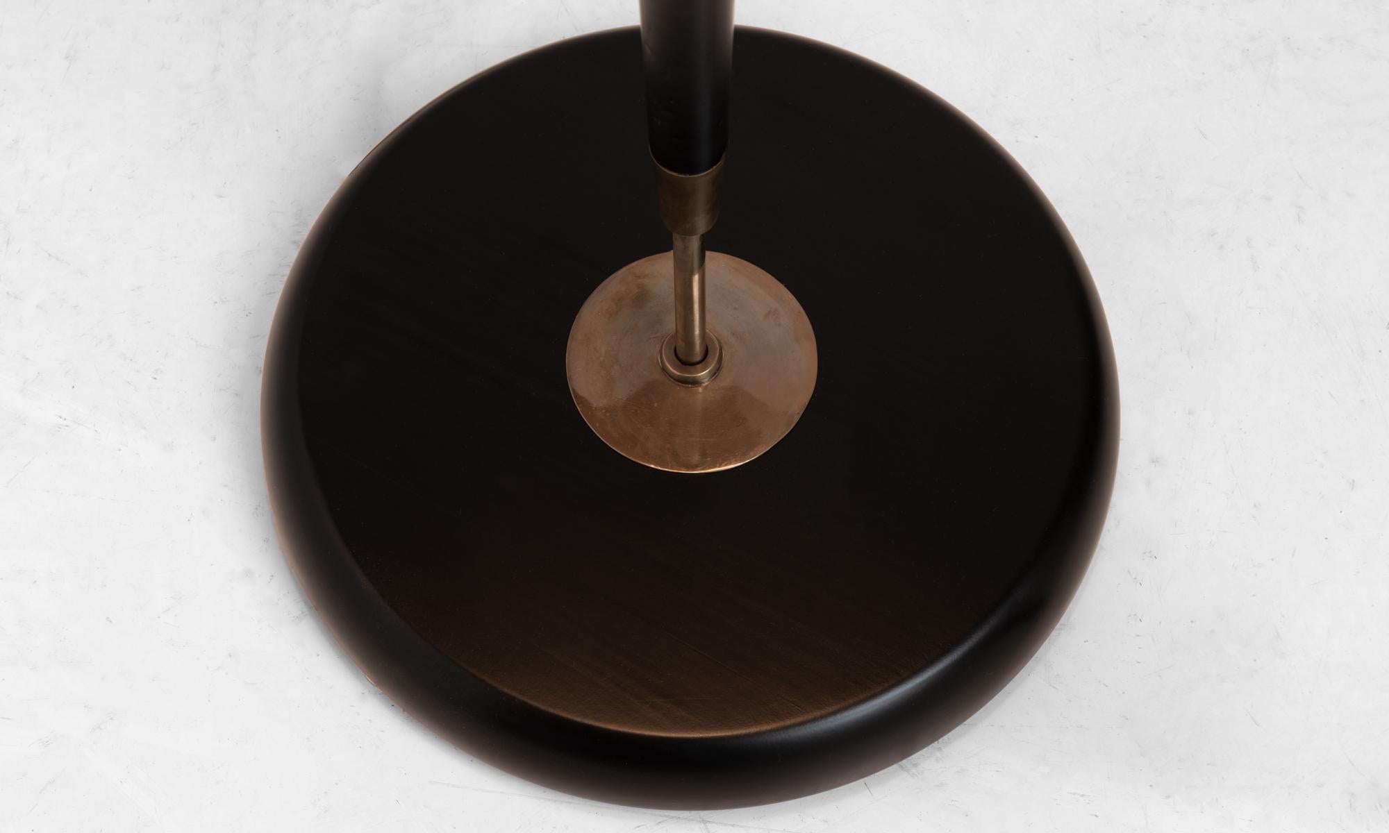 Stehlampe aus schwarzem und messing, hergestellt in Italien (21. Jahrhundert und zeitgenössisch) im Angebot