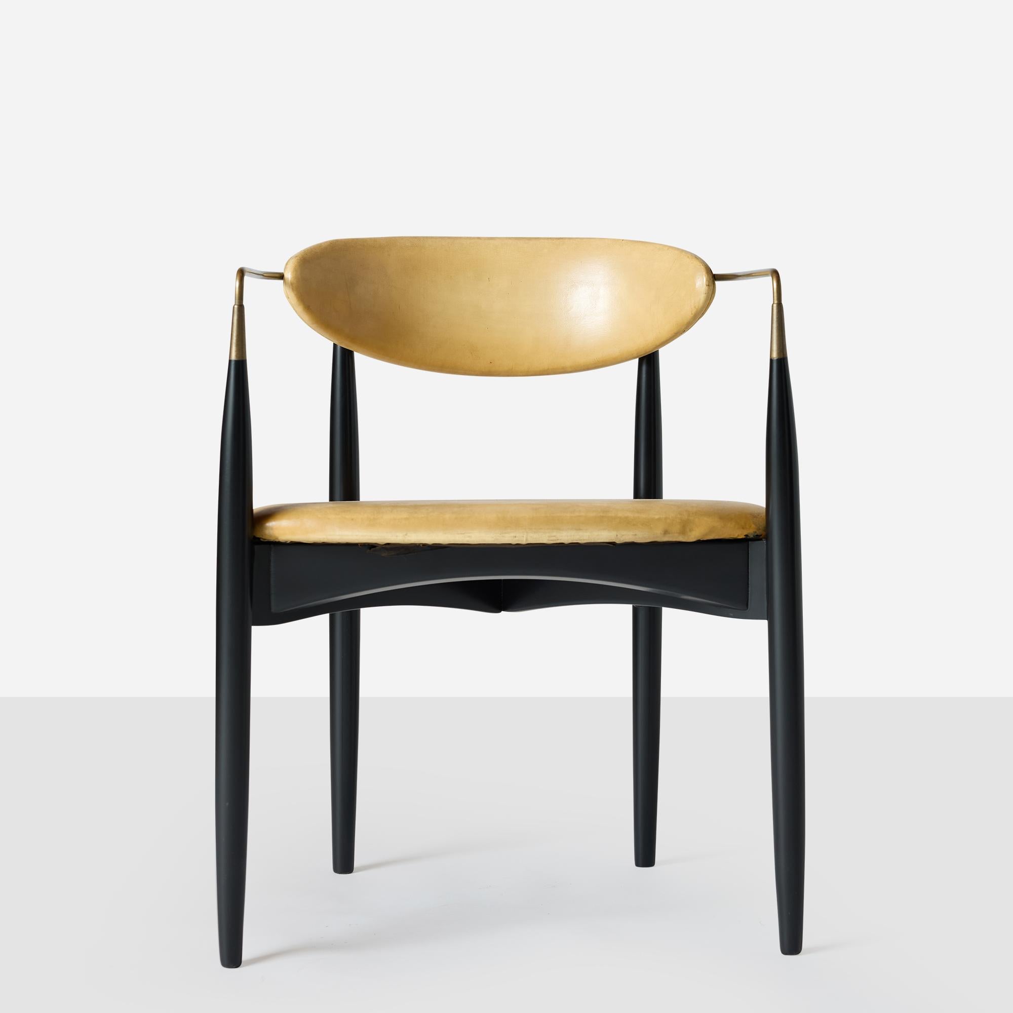 Scandinavo moderno Sedia Viscount nera e ottone di Dan Johnson in vendita
