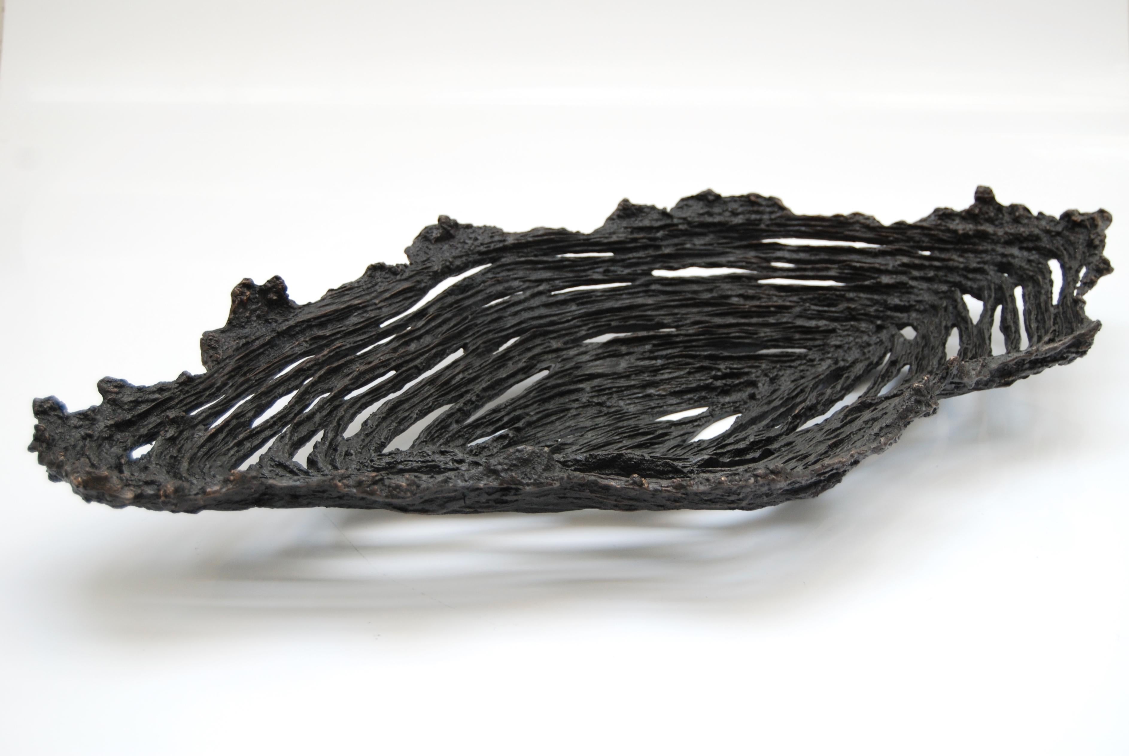 Ciotola Hilda in bronzo nero di FAKASAKA Design
Dimensioni: L 78 x P 41 x H 12 cm
Materiali: Bronzo nero.
 