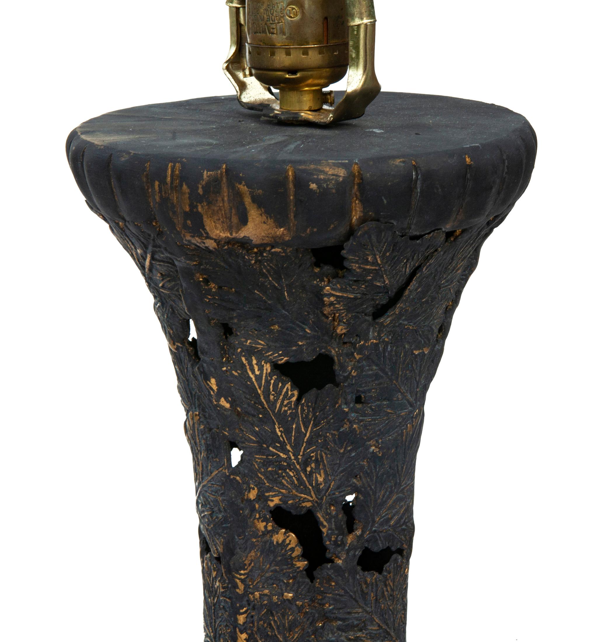 20ième siècle Paire de lampes asiatiques réticulées en fer noir et bronze en vente