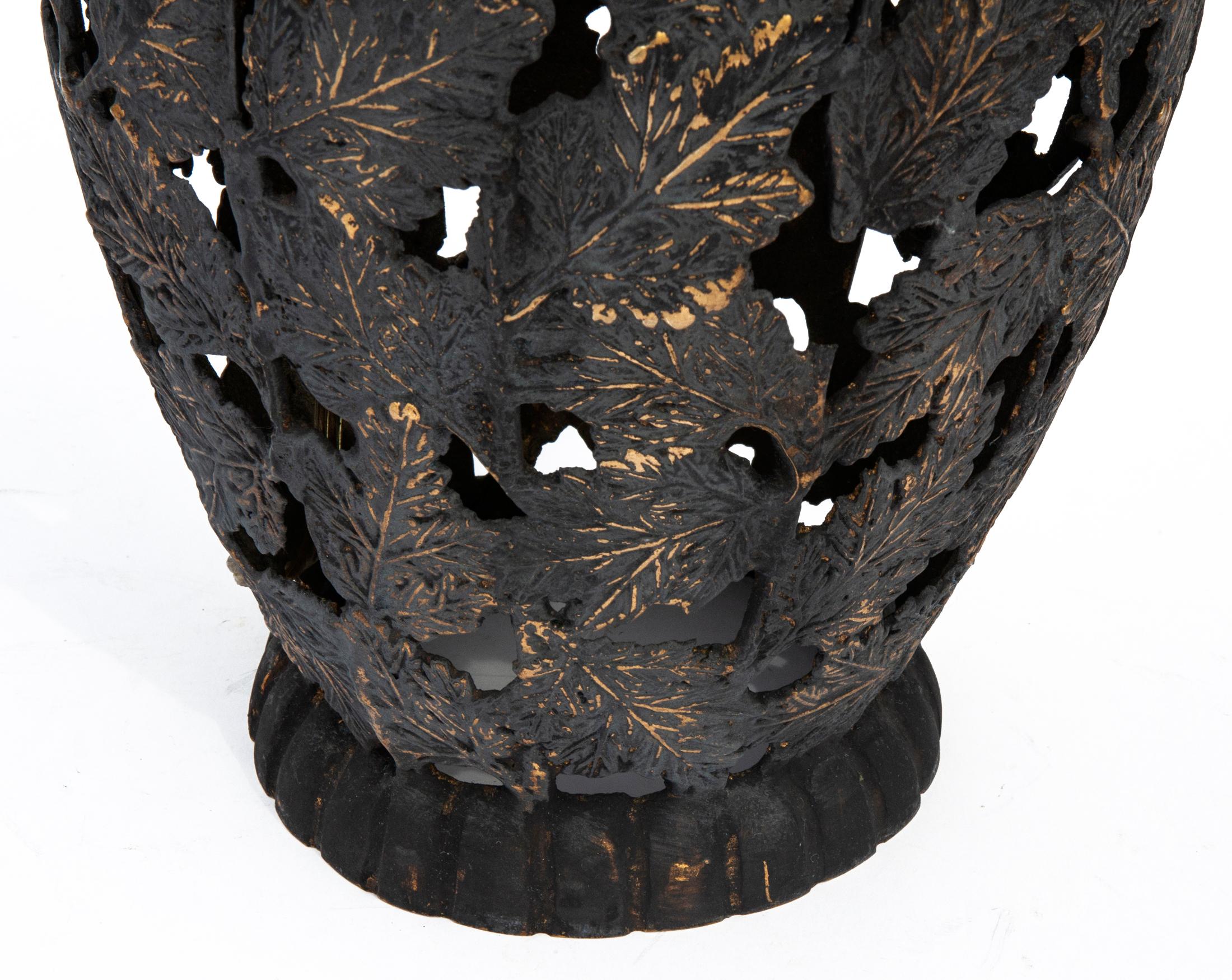 Laiton Paire de lampes asiatiques réticulées en fer noir et bronze en vente
