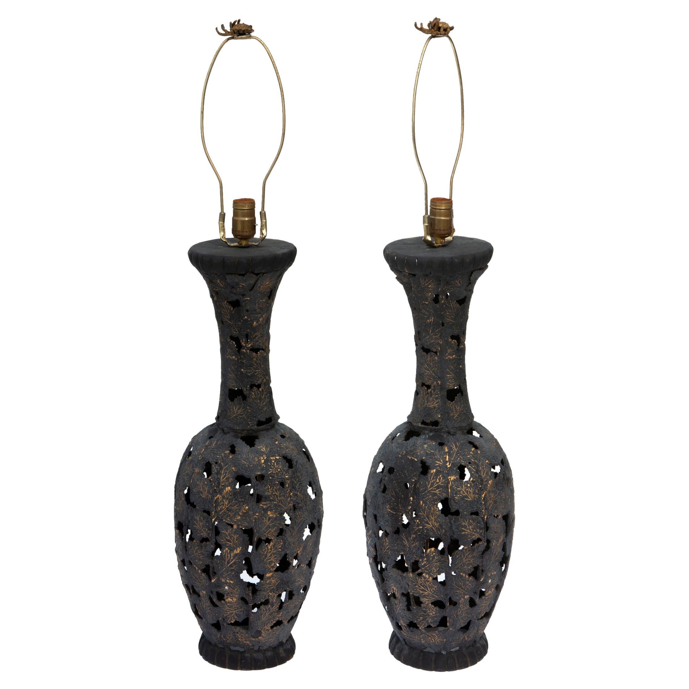 Paire de lampes asiatiques réticulées en fer noir et bronze en vente