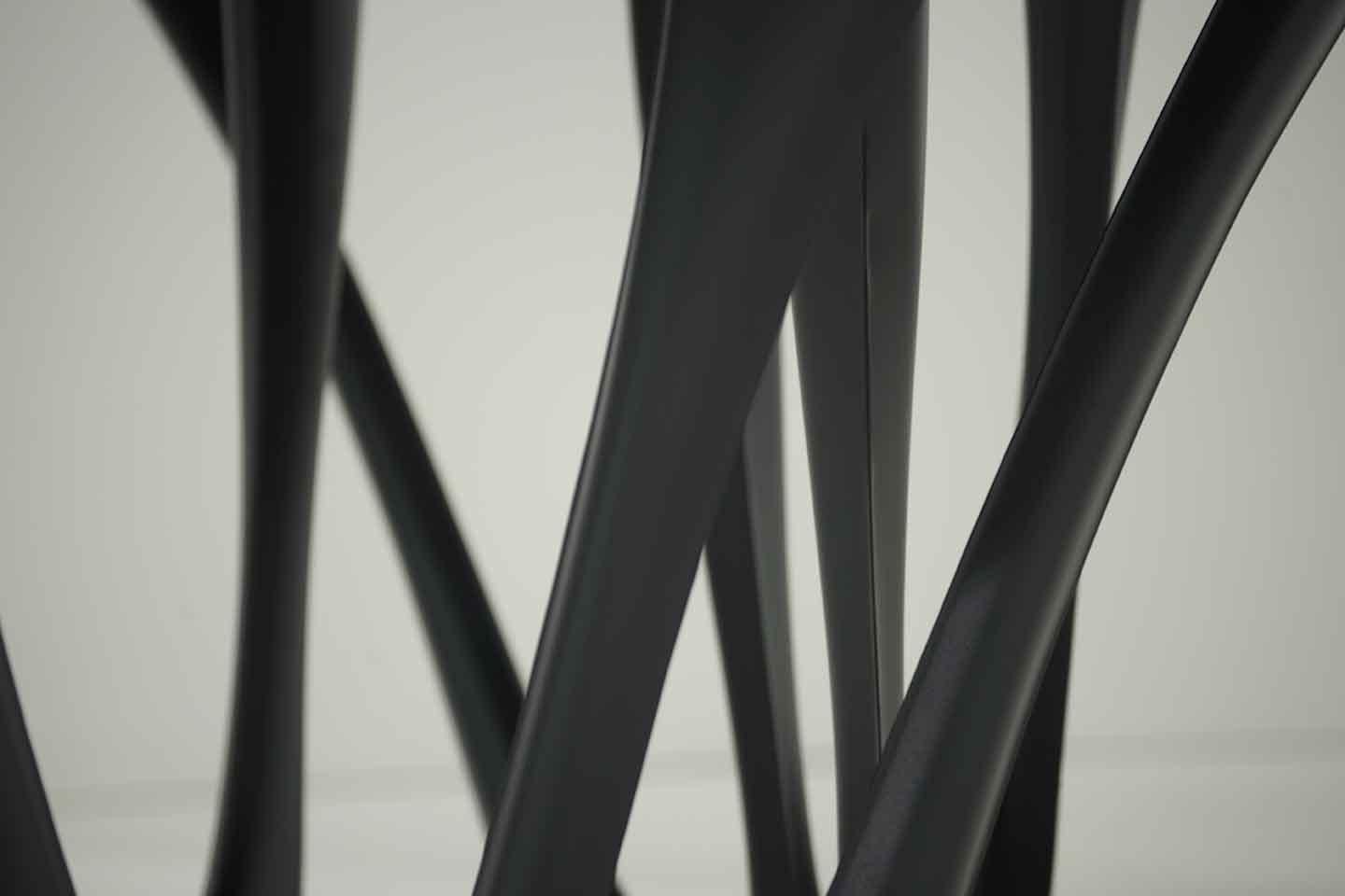 Skulpturaler G-Table aus schwarzem und braunem Betonstahl von Zieta im Angebot 3