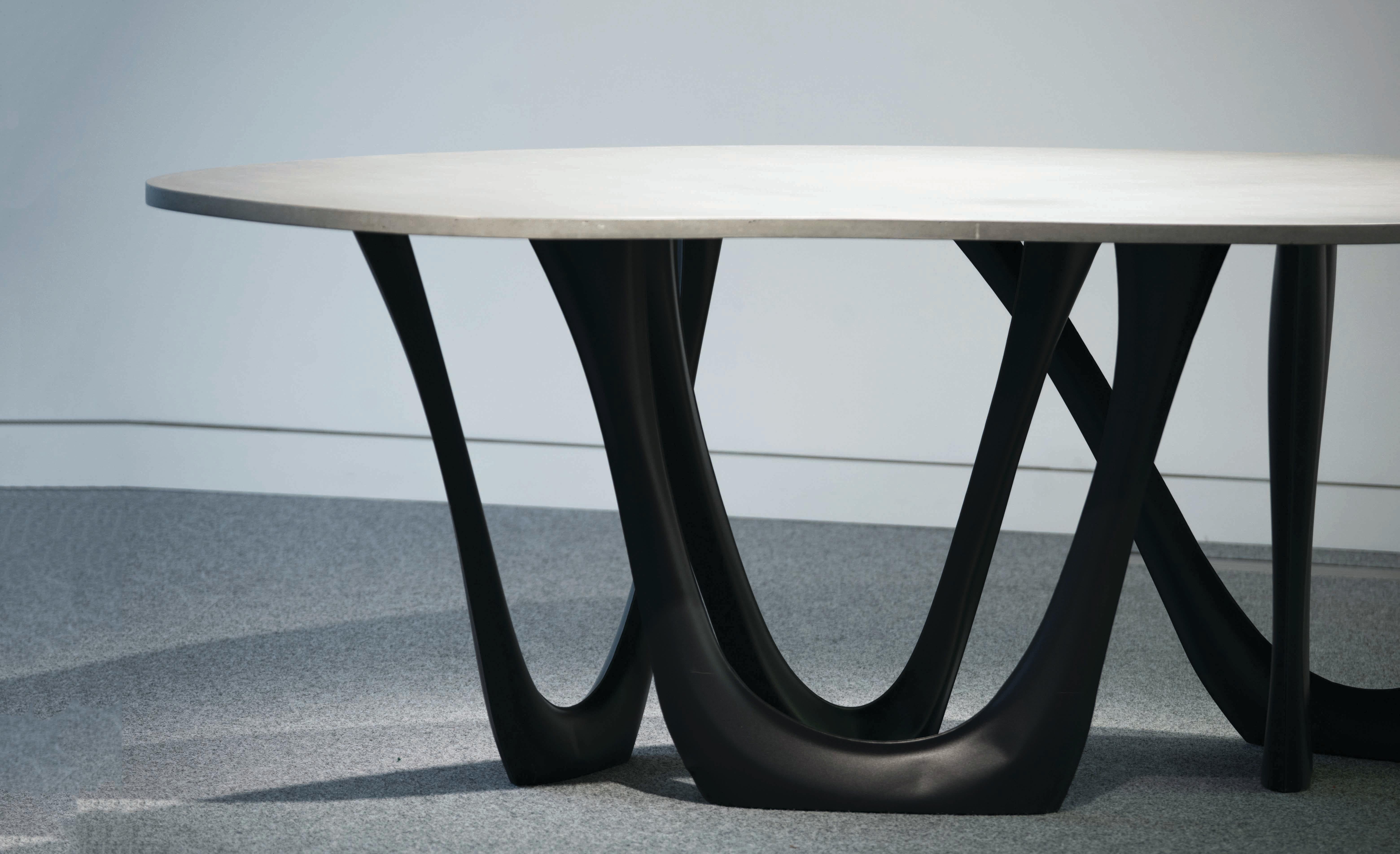 Skulpturaler G-Table aus schwarzem und braunem Betonstahl von Zieta (Polnisch) im Angebot