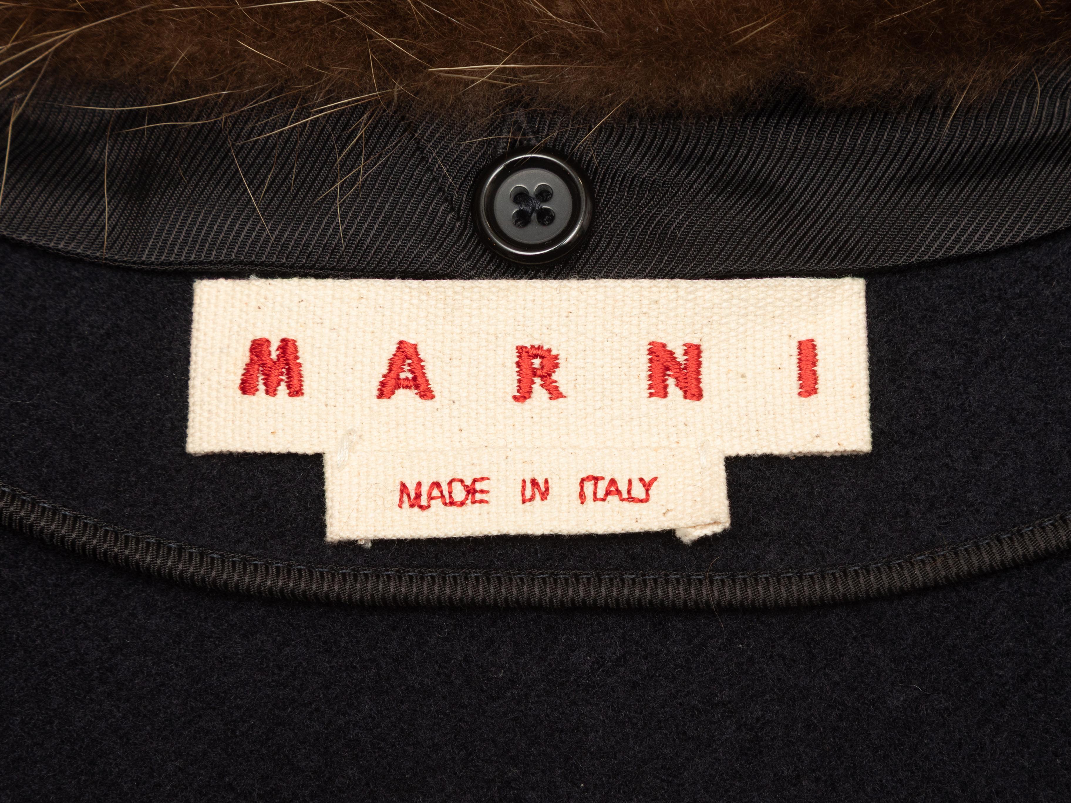Schwarzer Mantel aus Schurwolle mit braunem Pelzbesatz von Marni. Zwei Gesäßtaschen. Knopfverschlüsse in der vorderen Mitte. 42
