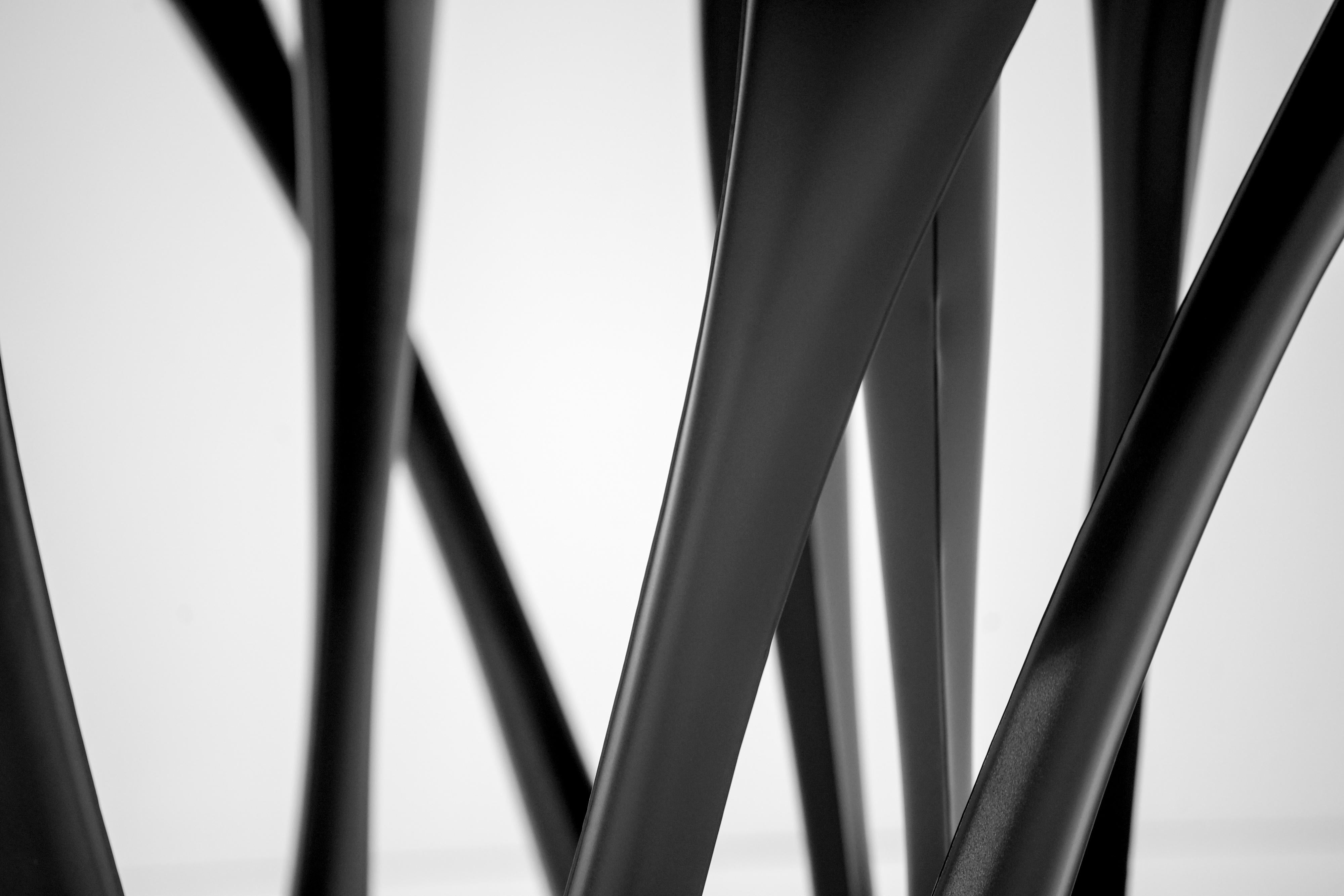 Skulpturaler G-Table aus schwarzem und braunem Stahl von Zieta im Zustand „Neu“ im Angebot in Geneve, CH