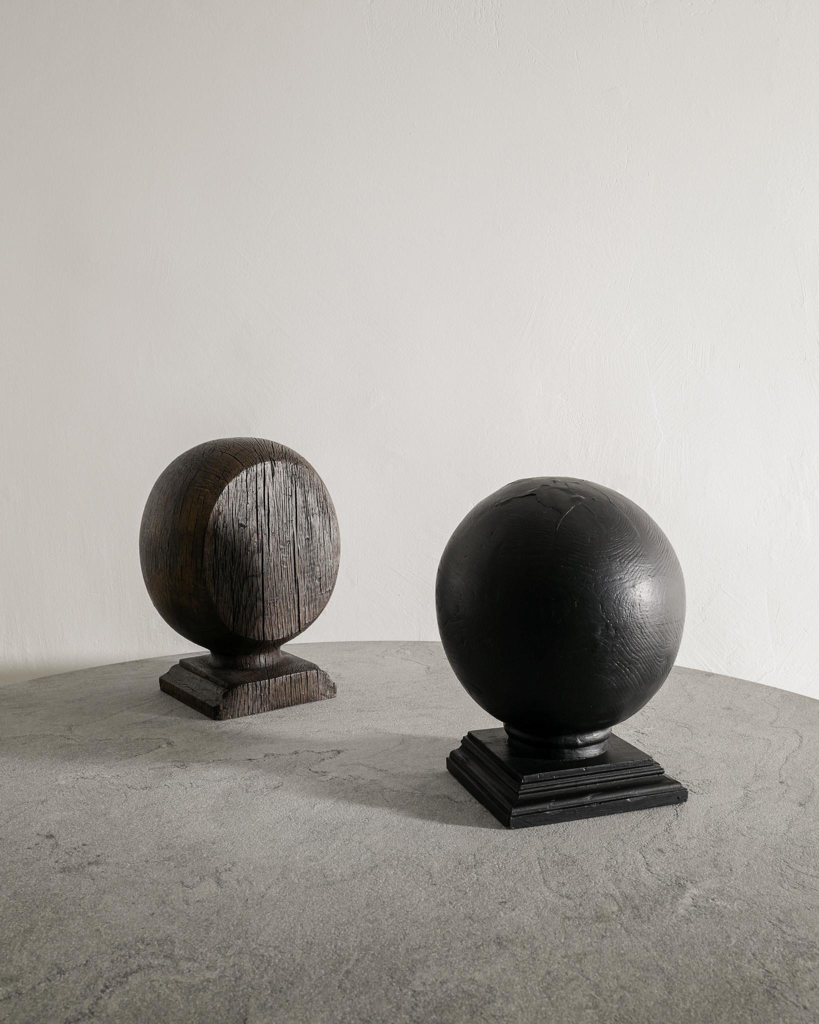 Coppia di sculture astratte svedesi in legno antico tinto in pino nero e quercia marrone scuro. In buone condizioni originali. Venduto in coppia. 

Dimensioni:
Marrone: H: 39 cm / 15,35