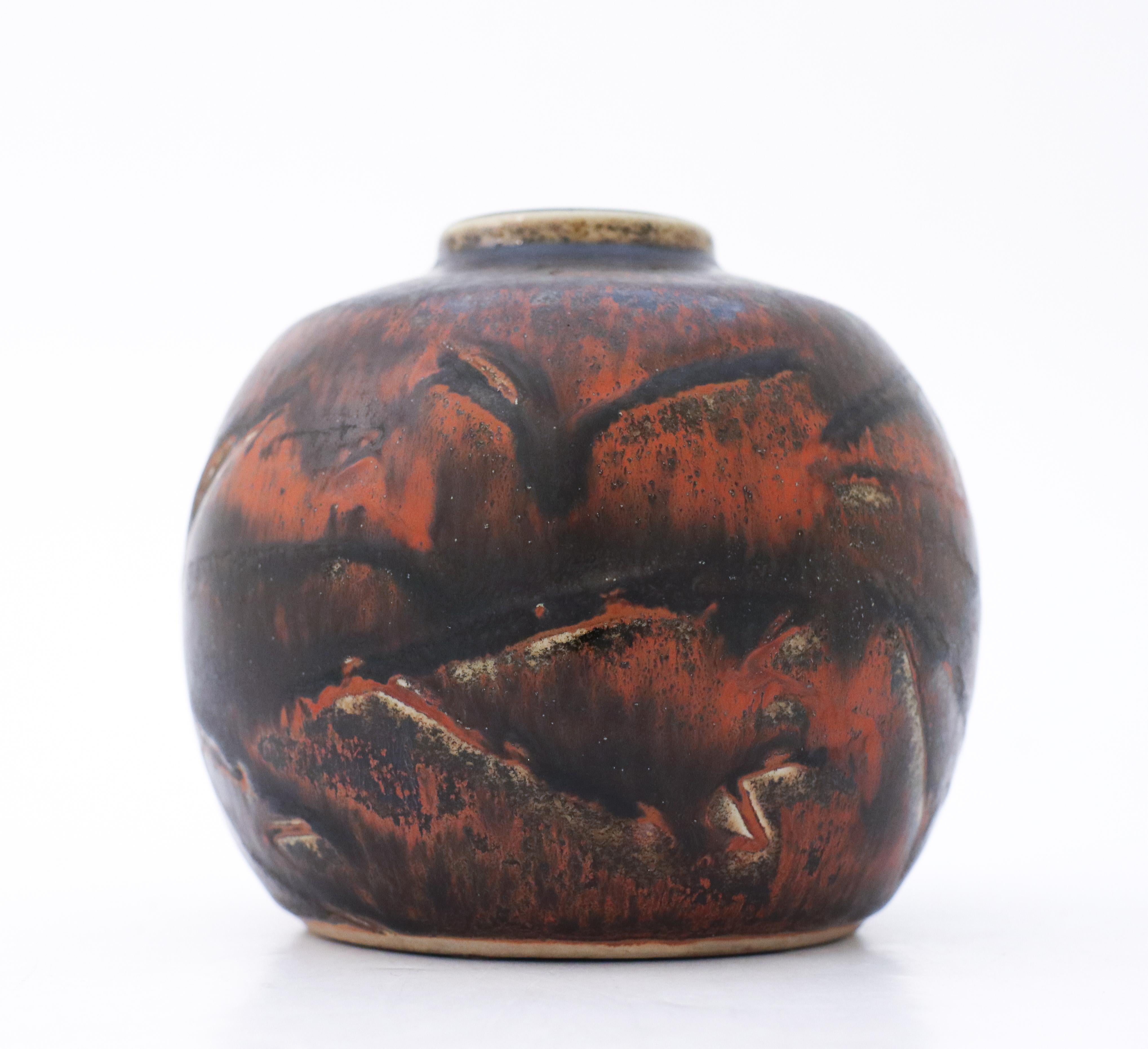 A lovely black and brown vase designed by Carl-Harry Stålhane at Rörstrand Atelier, it´s 10.5 cm (4.2