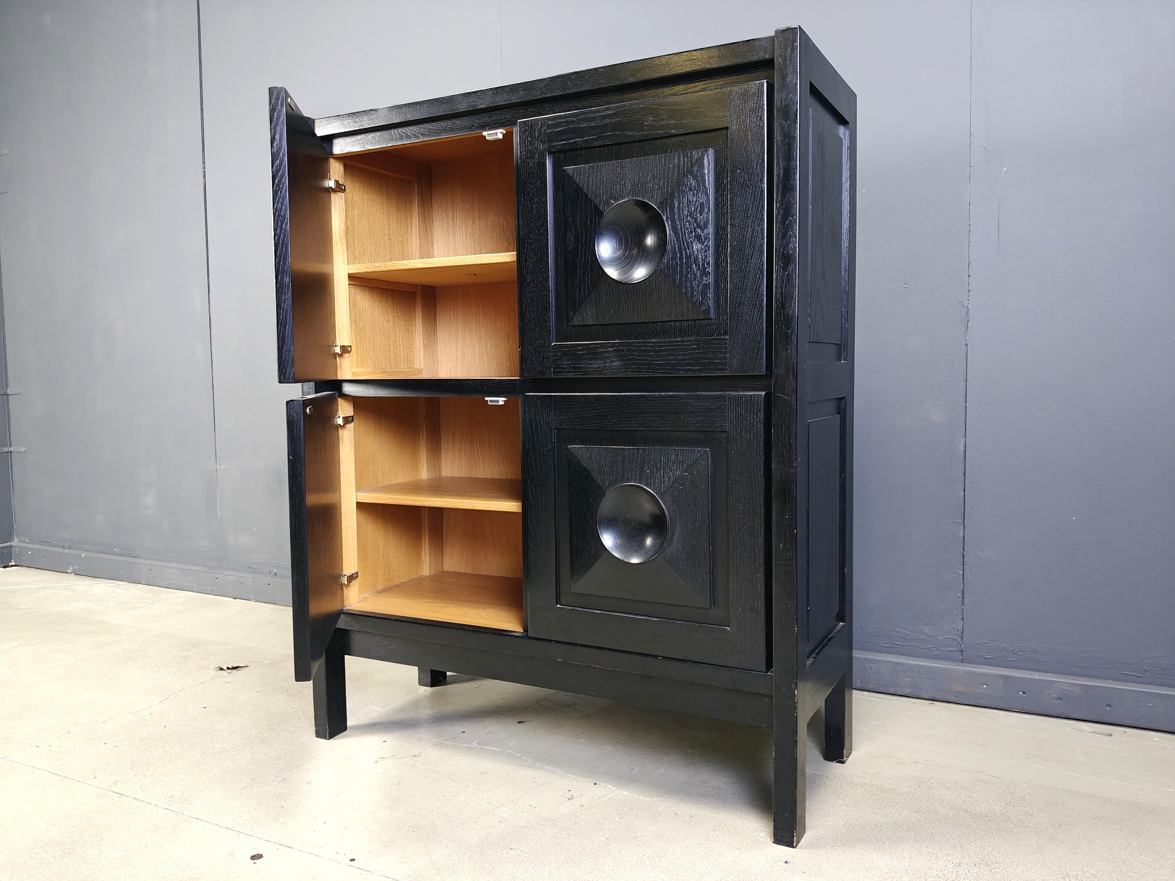 Schöner viertüriger schwarzer brutalistischer Barschrank.

Grafisches, zeitloses Design.

Ein Fach ist mit verspiegeltem Glas und einer Glasablage ausgestattet, die als Getränkefach dient.

Guter Zustand.

1970er Jahre - Belgien

Abmessungen:
Höhe: