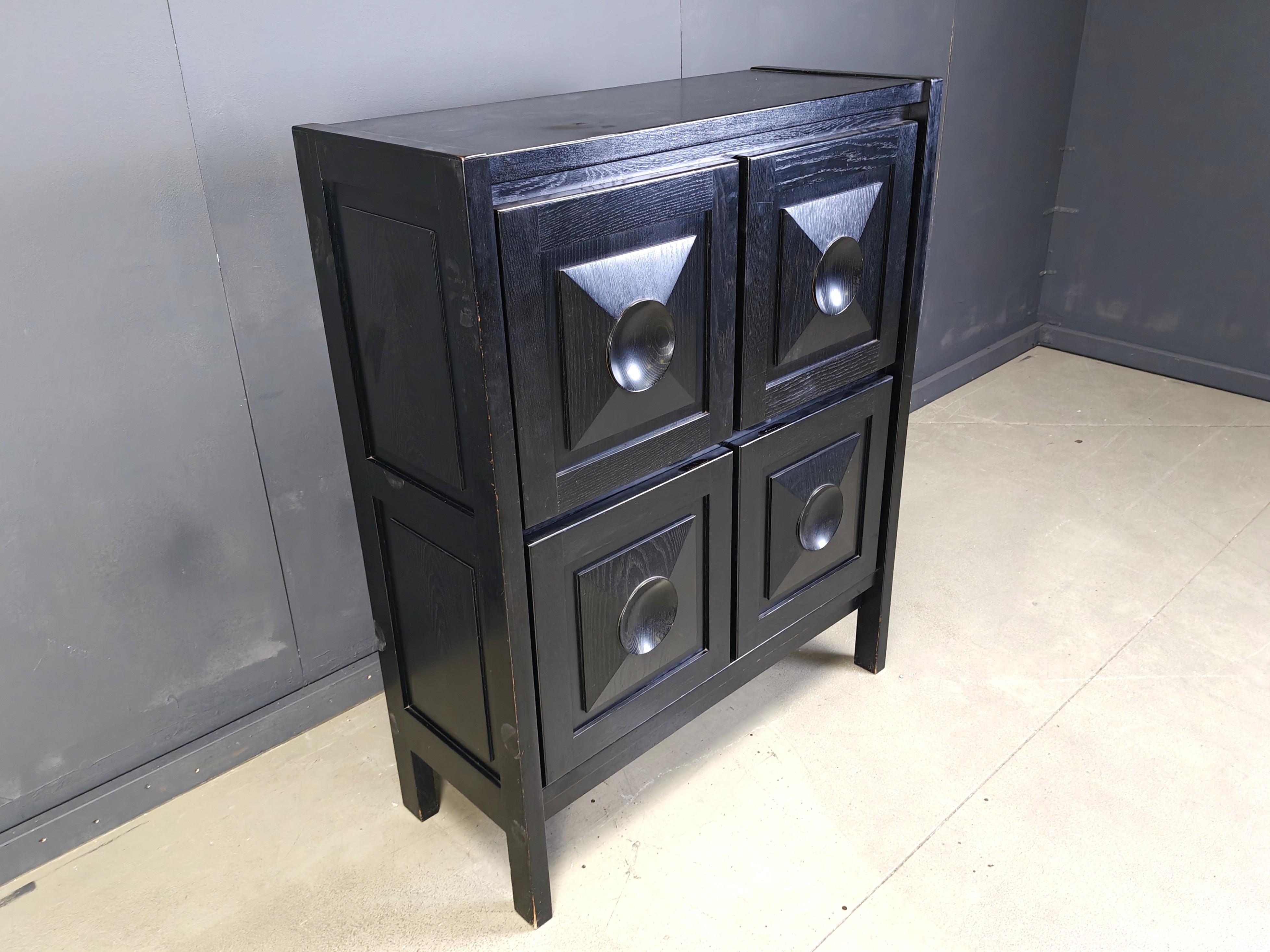 Schwarzer brutalistischer Barschrank, 1970er Jahre (Holz) im Angebot