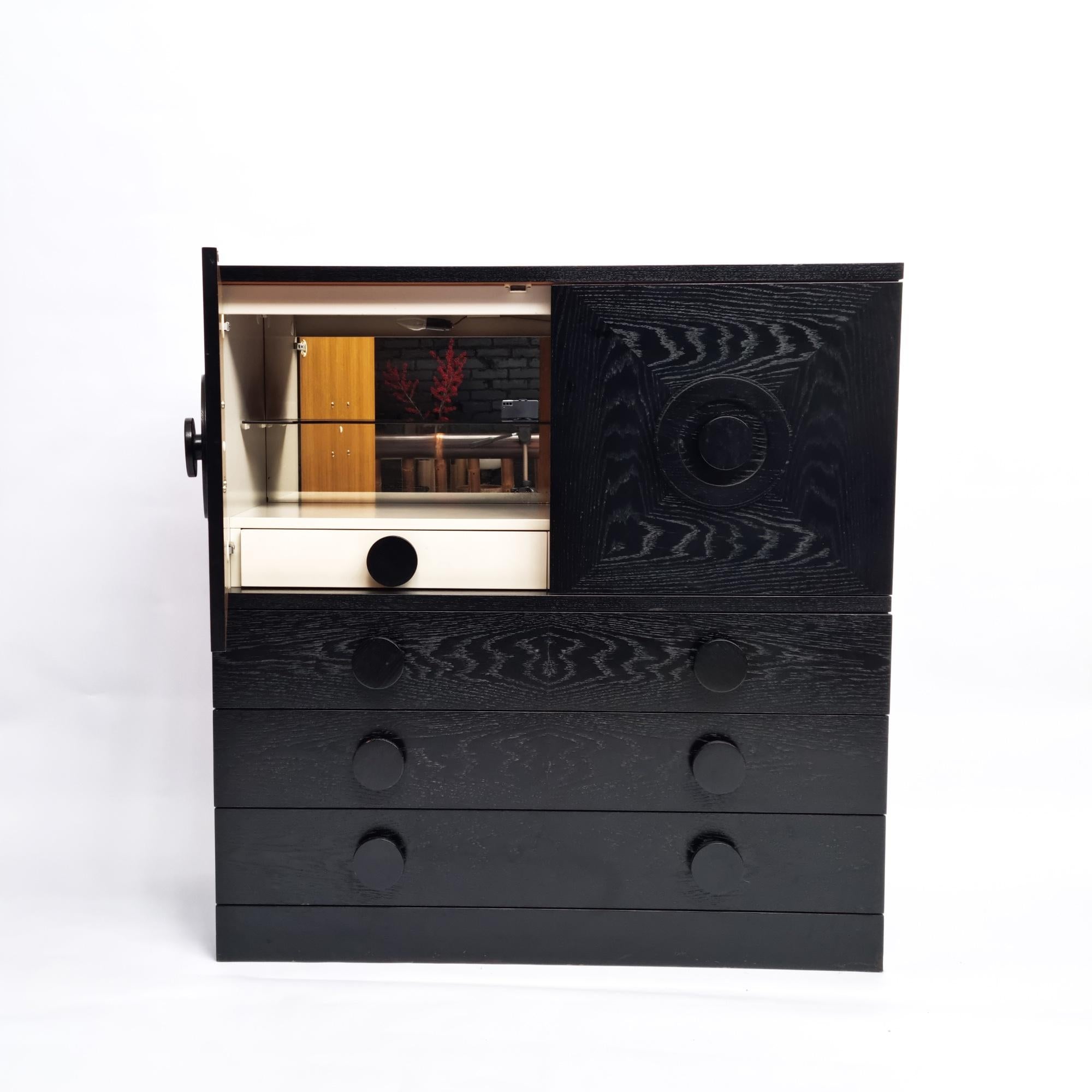 Schwarzer brutalistischer Barschrank, zwei Türen, drei Schubladen, Belgien, 1970er Jahre (Belgisch) im Angebot