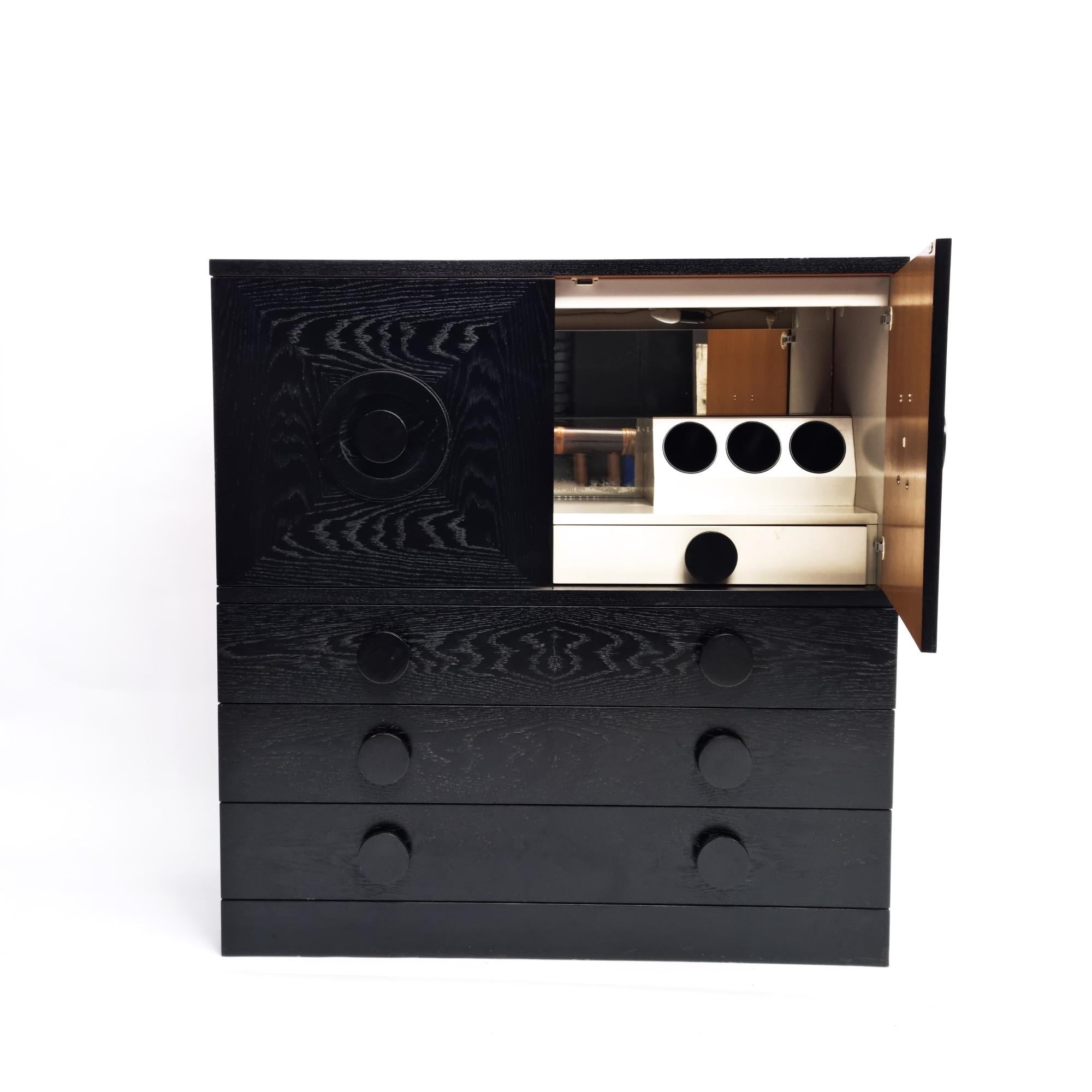 Schwarzer brutalistischer Barschrank, zwei Türen, drei Schubladen, Belgien, 1970er Jahre (Furnier) im Angebot