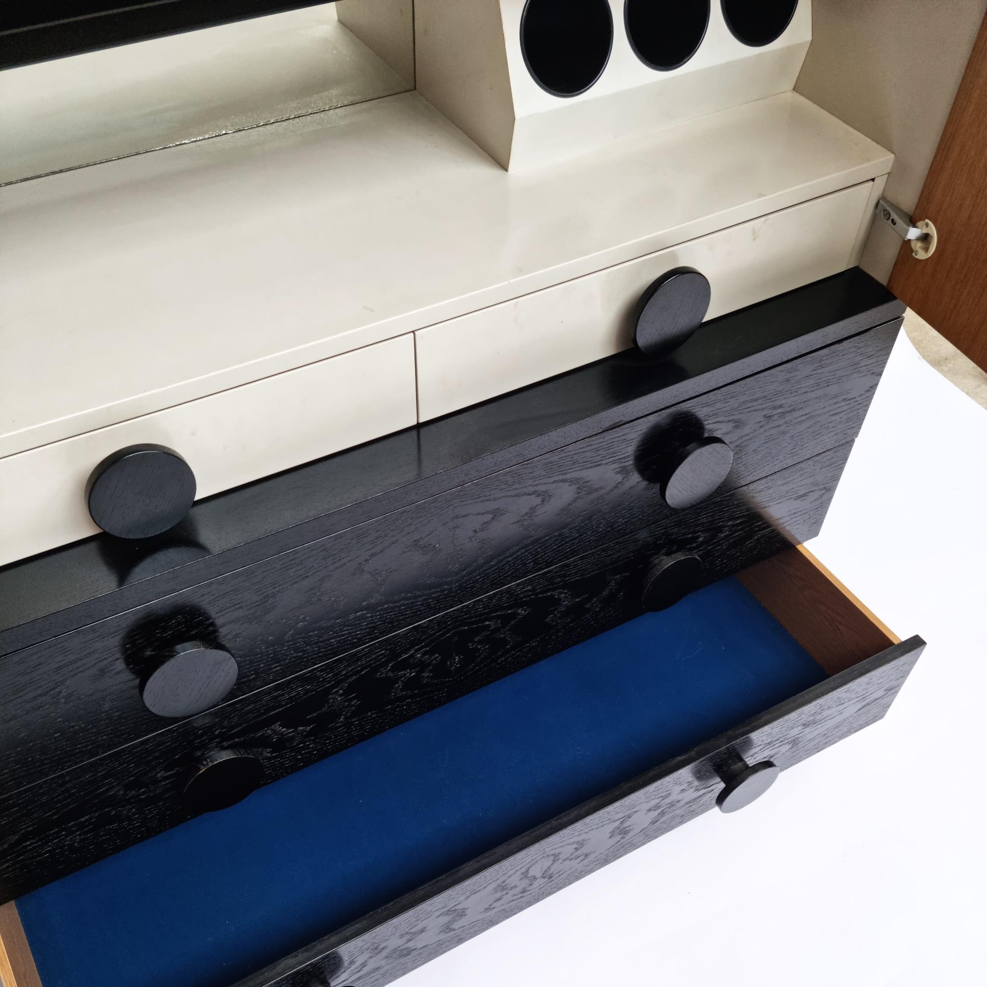 Schwarzer brutalistischer Barschrank, zwei Türen, drei Schubladen, Belgien, 1970er Jahre (Eichenholz) im Angebot