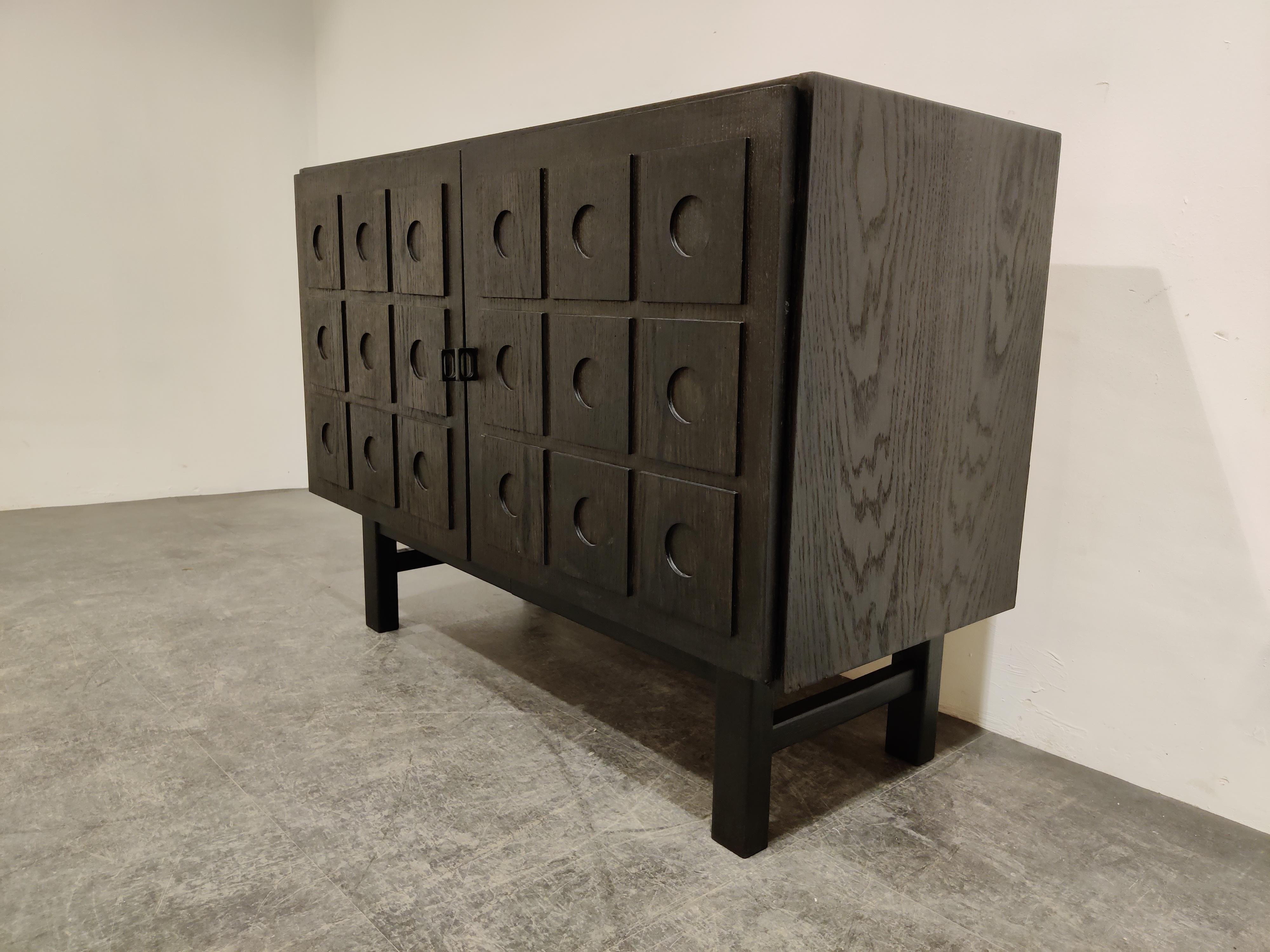 Beautiful ebonized oak brutalist side cabinet.

Graphical design door panels.

The cabinet has 5 drawers and one shelve.

Eye catching and timeless piece.

Very good condition

1970s - Belgium

Dimensions:
Height: 83cm/32.67