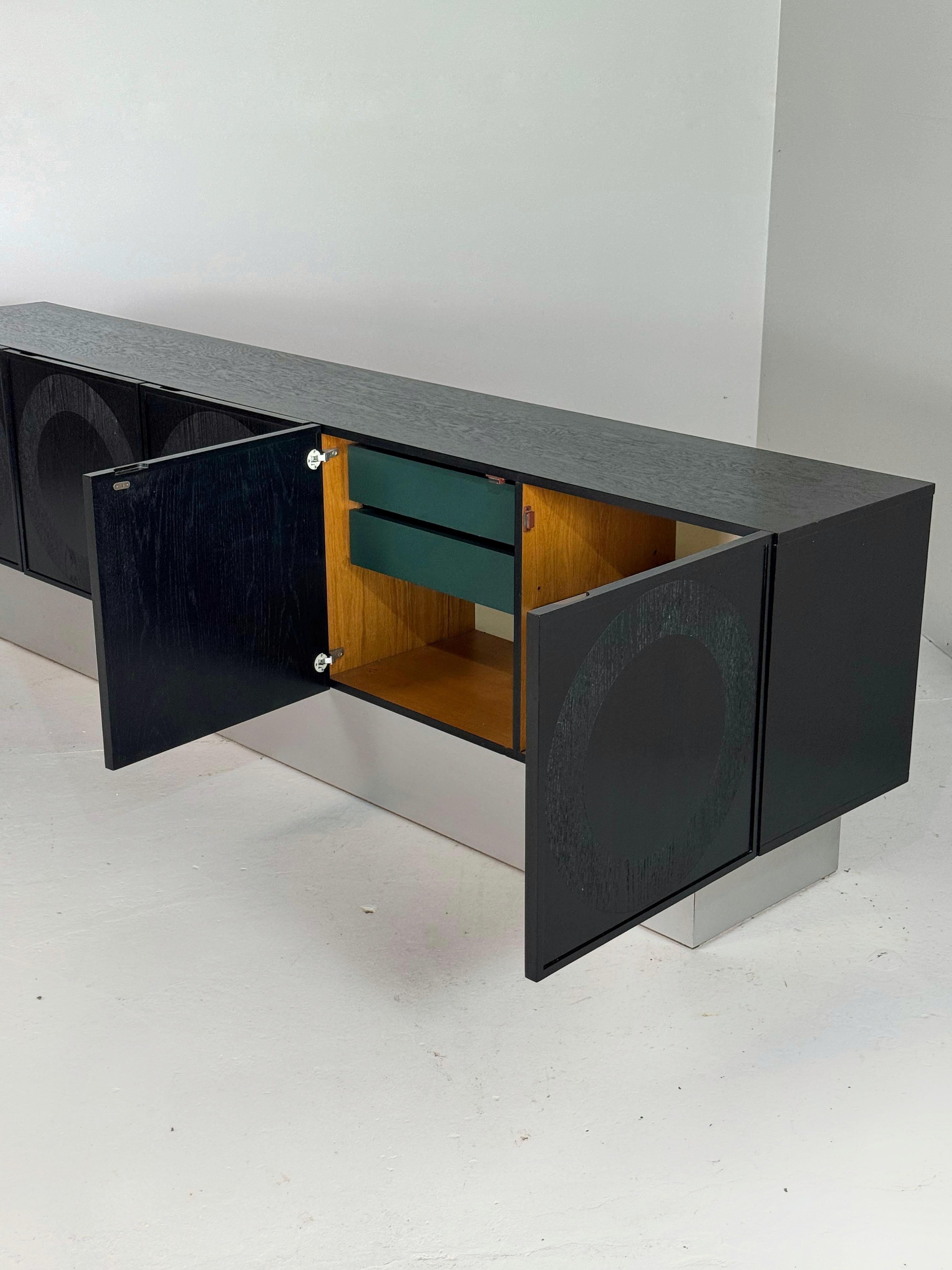 Credenza negra brutalista circulair, Musterring Bélgica Roble en venta