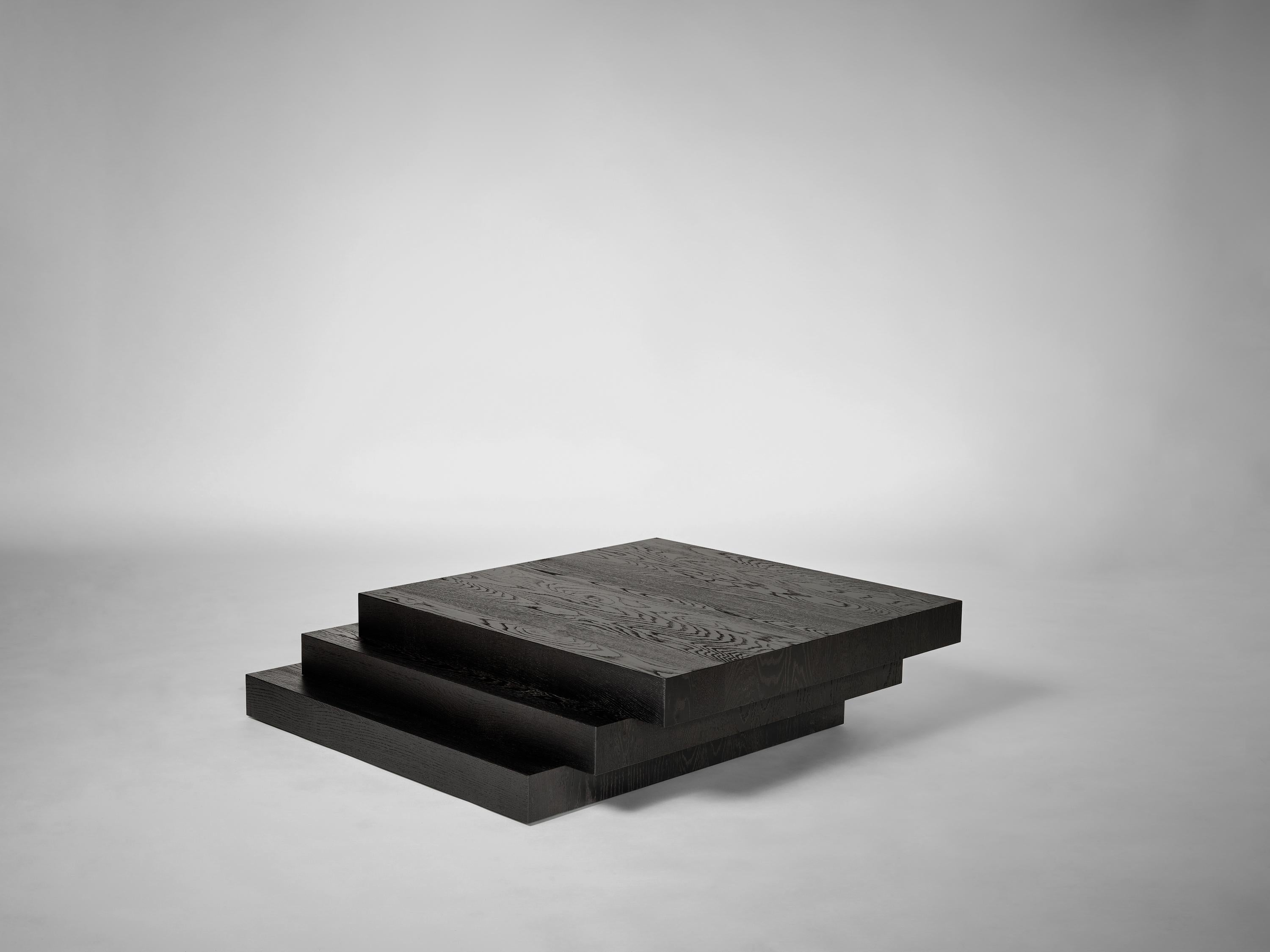 Inspirée par la forme intemporelle et pure des escaliers, la table basse Scalae est composée de trois plans ascendants définis par une harmonie d'échelle. Mêlant influence architecturale et artisanat raffiné, Scalae incarne le mouvement et la
