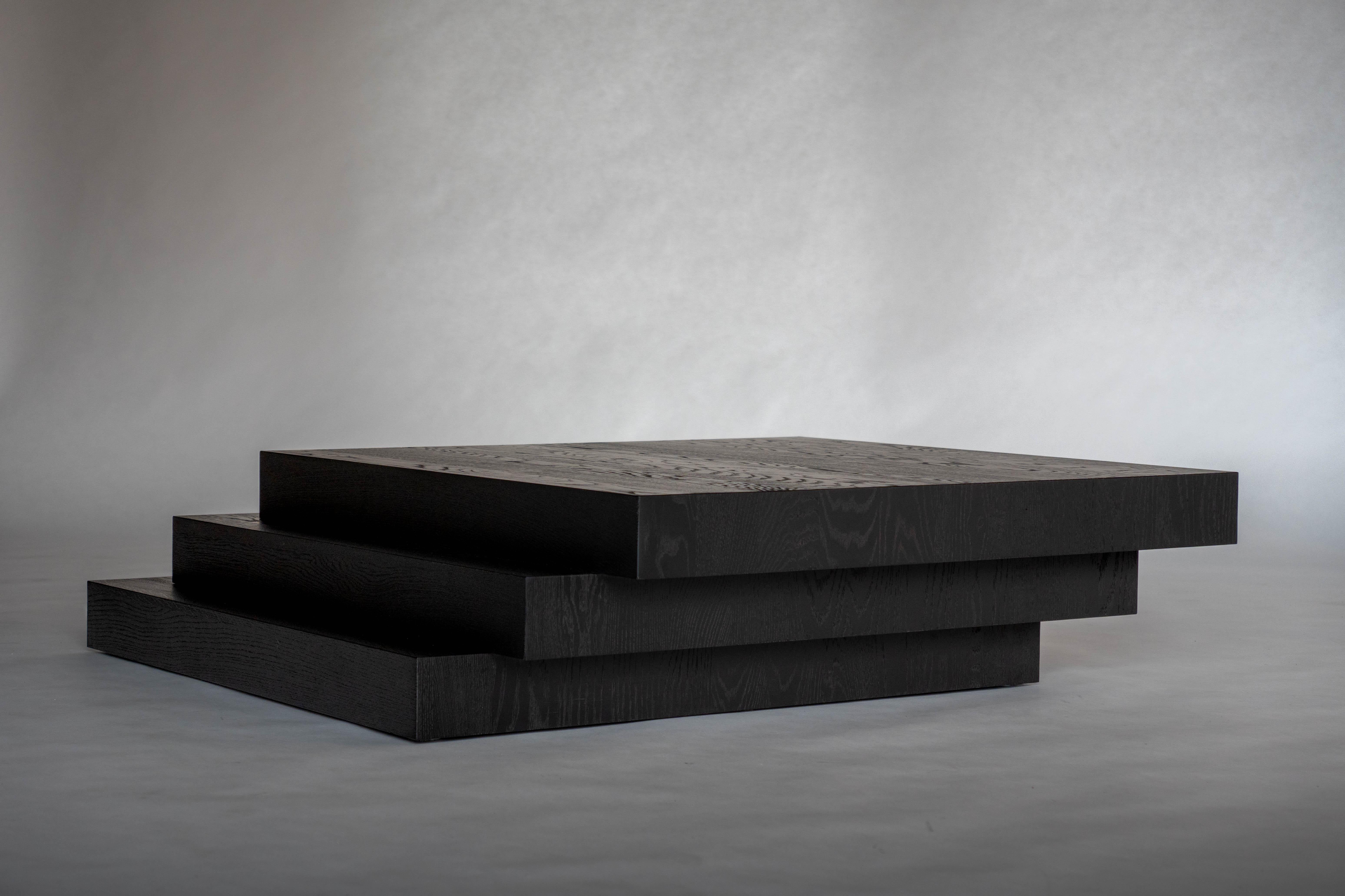 Fait main Table basse noire brutaliste en Oak européen massif - Scalae by Mokko en vente