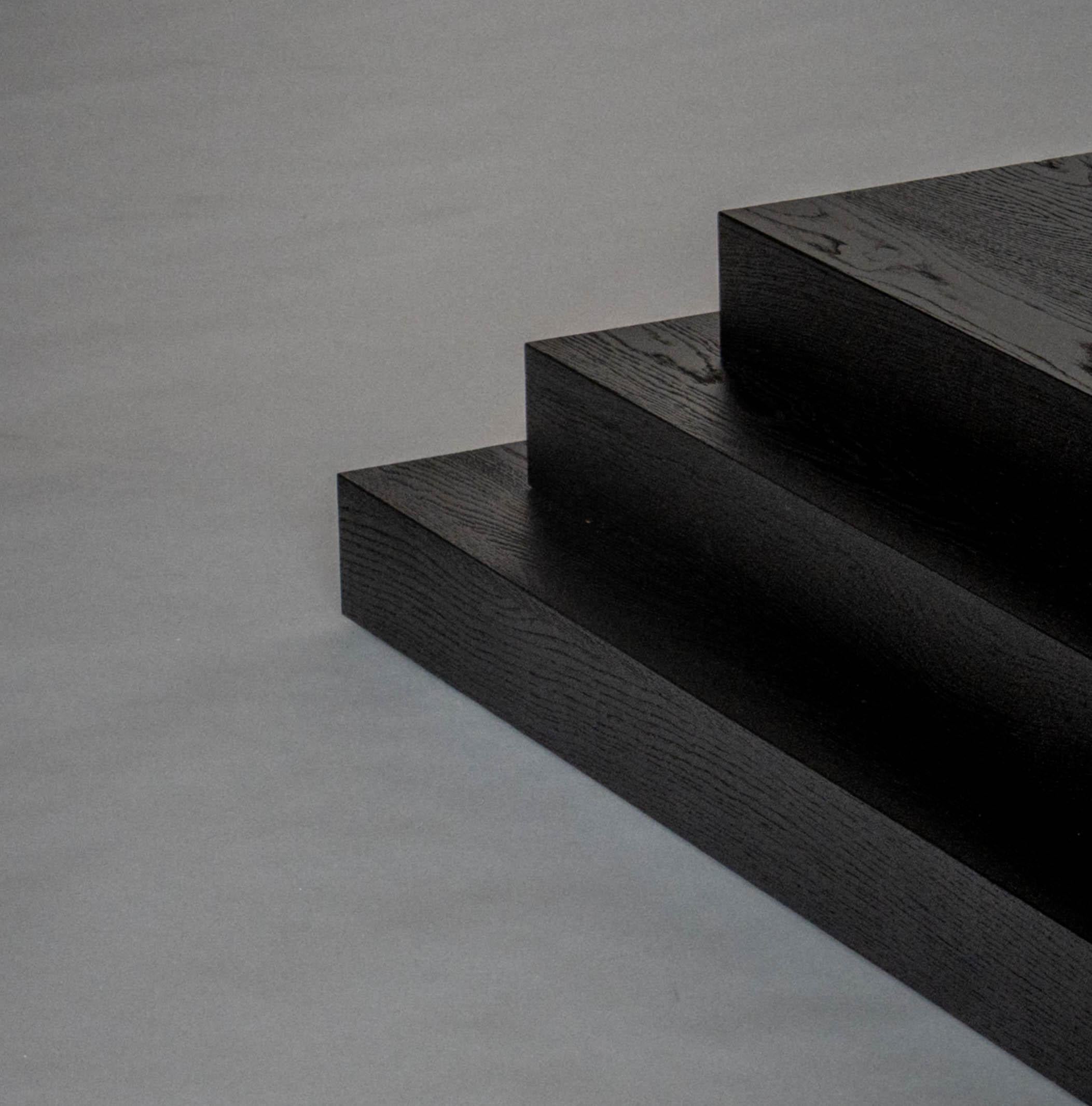 Table basse noire brutaliste en Oak européen massif - Scalae by Mokko Neuf - En vente à Amsterdam, NL