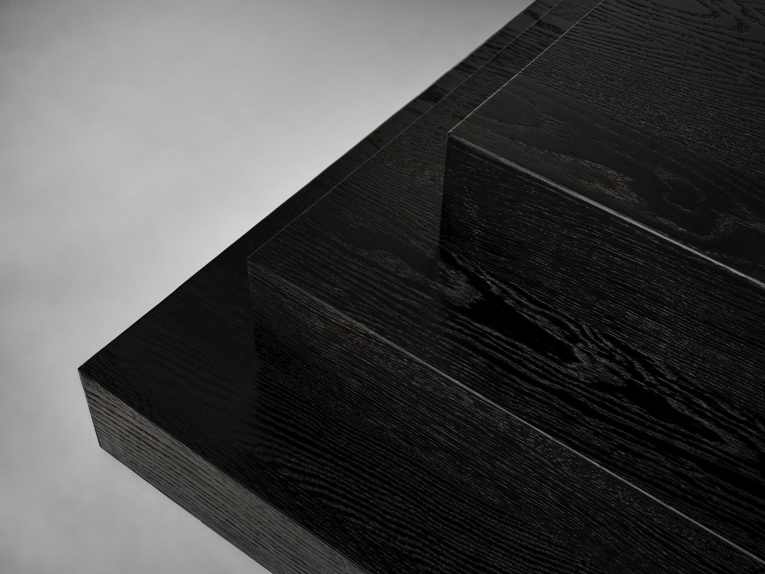 Chêne Table basse noire brutaliste en Oak européen massif - Scalae by Mokko en vente