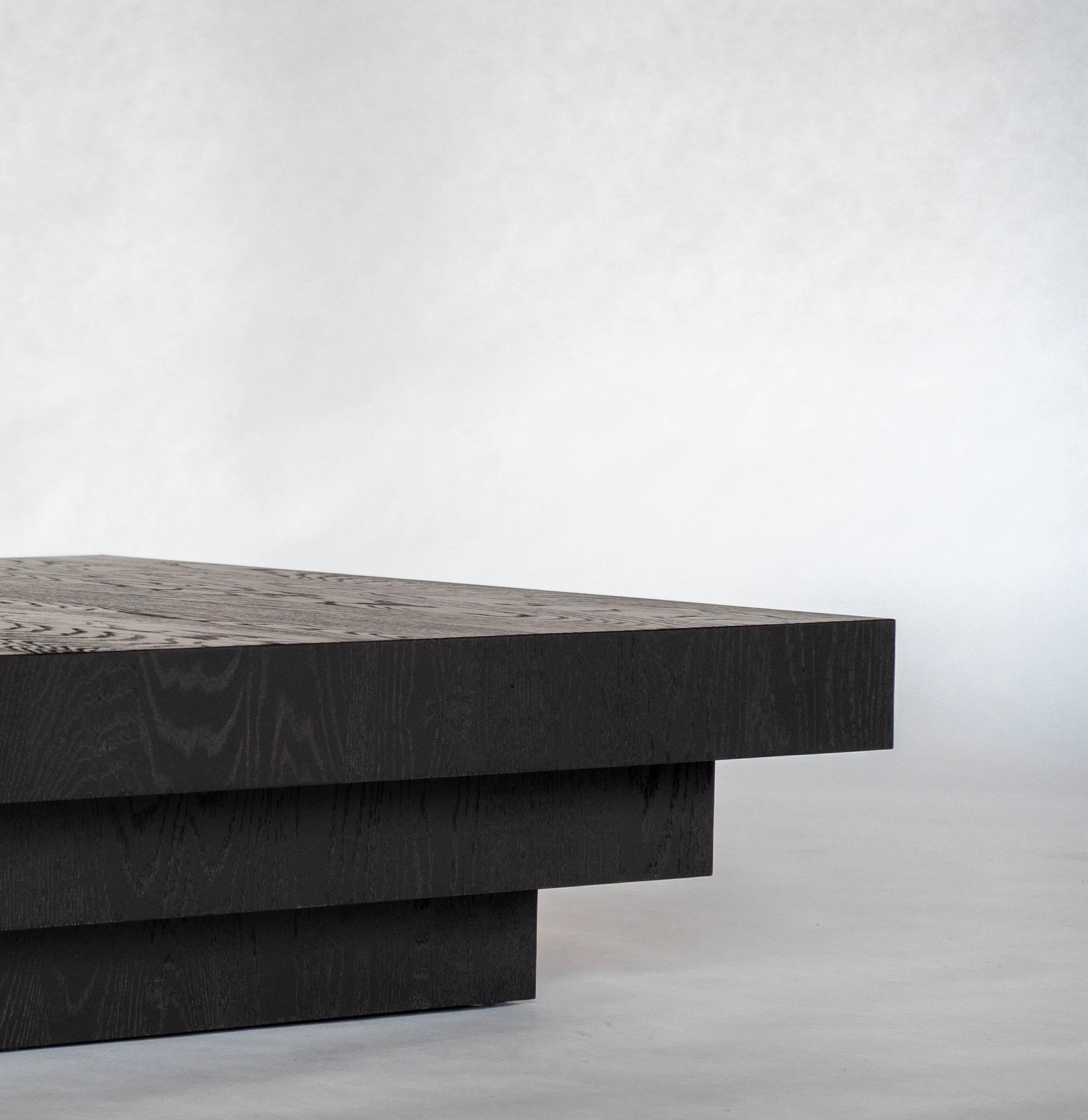Table basse noire brutaliste en Oak européen massif - Scalae by Mokko en vente 1