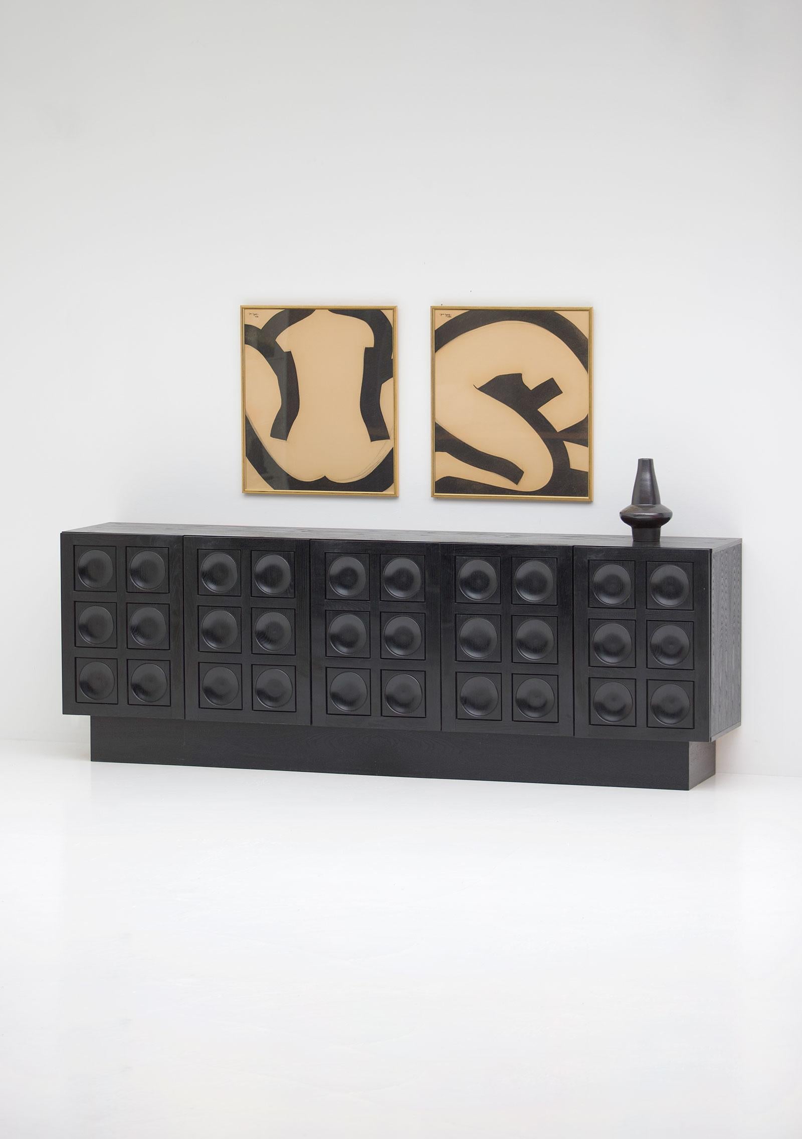 Belgian modern dresser, De Coene, Brutalist, 1970s

Black Brutalist sideboard from the 1970s. The credenza shows a beautiful graphical front which is nicely detailed and decorated with circles. Plenty of storage space can be found behind all five