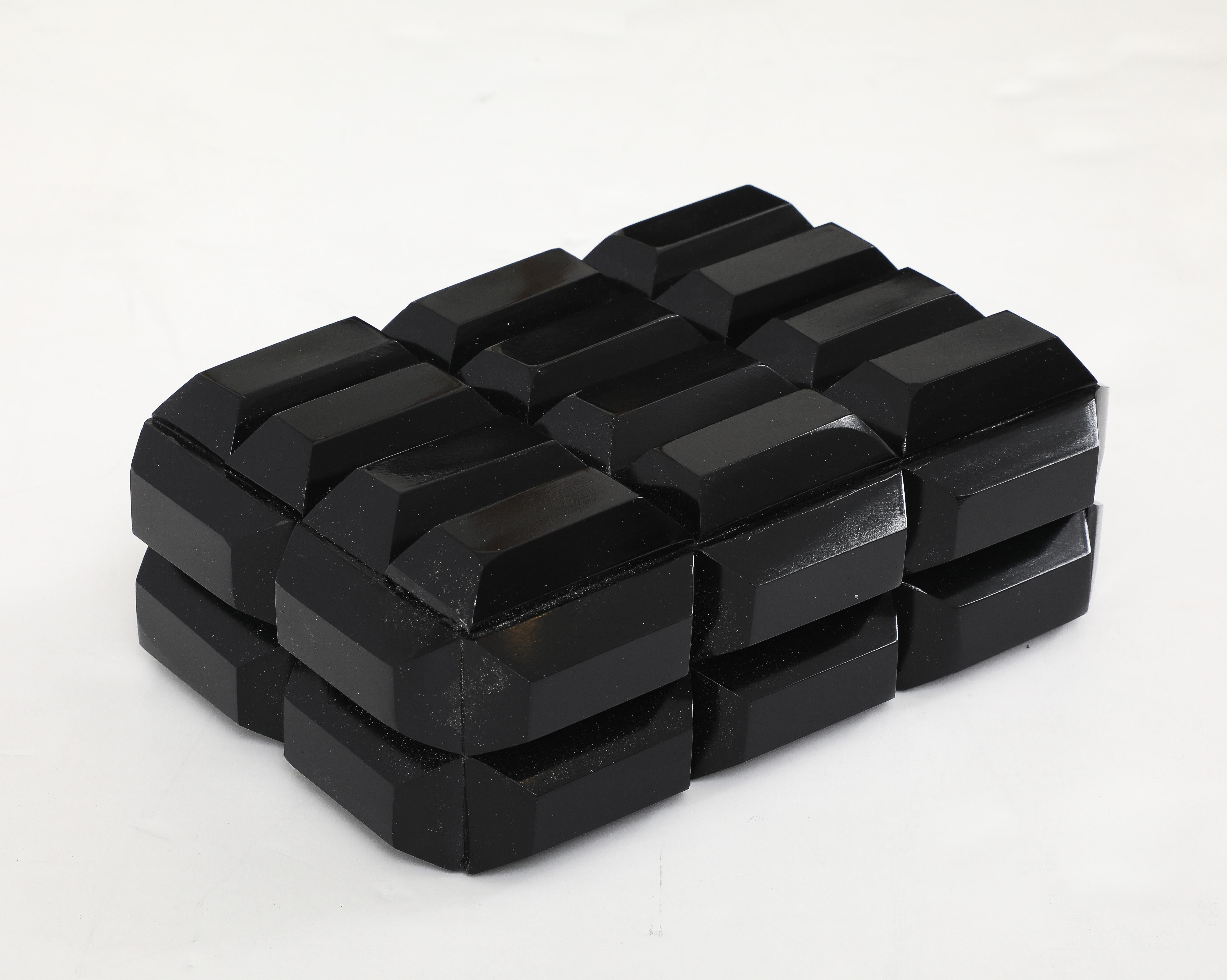 Scatola decorativa fatta a mano con elementi rettangolari sfaccettati in corno di bufalo nero. 