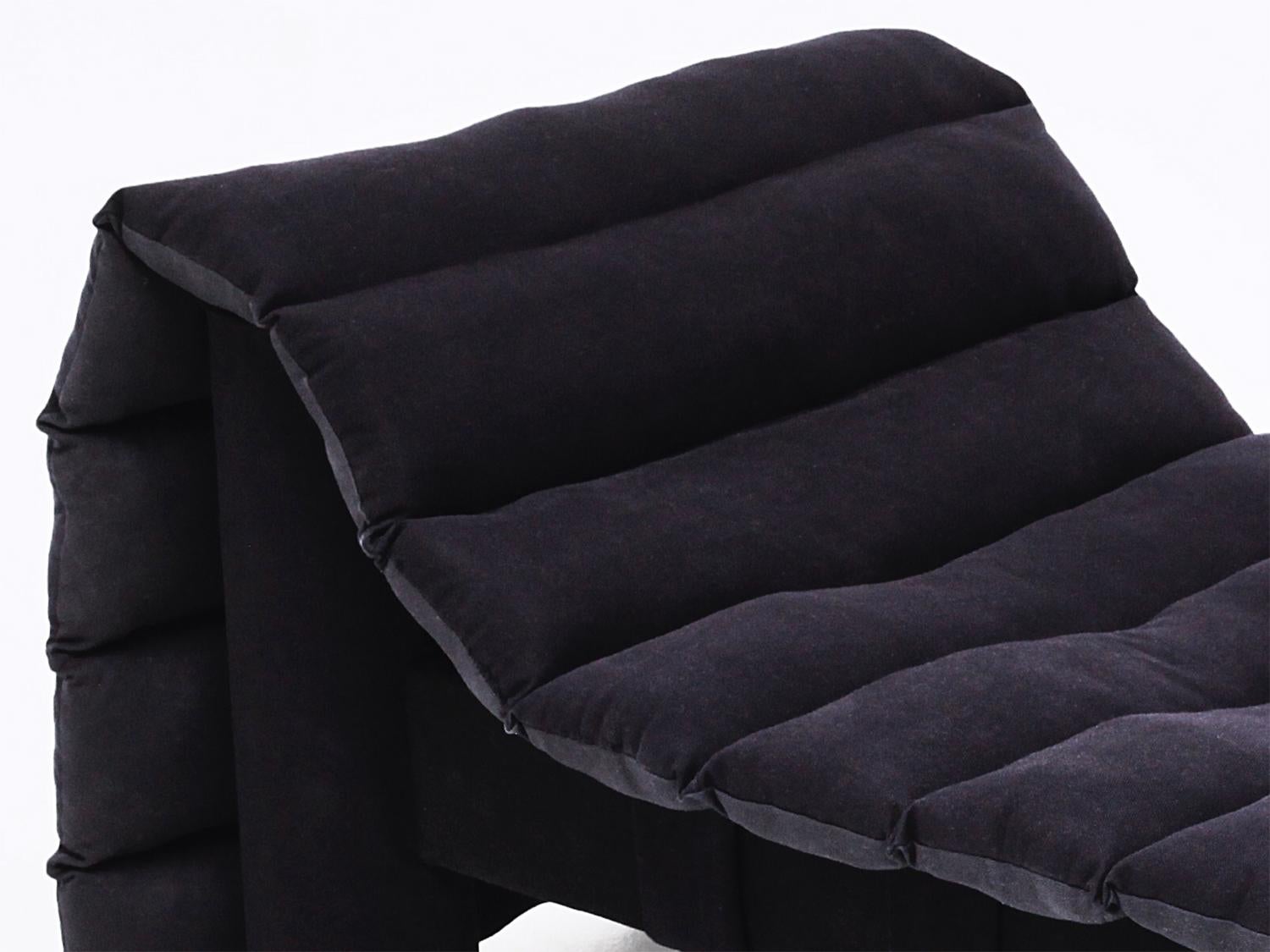 Das Roll Daybed von LikeMindedObjects ist ein modernes Sitzelement, das architektonische Formen mit Komfort verbindet. Hergestellt aus gesunden Materialien wie Bull-Denim, gepresstem Papier, Holz und geschredderter, recycelter Textilfüllung,