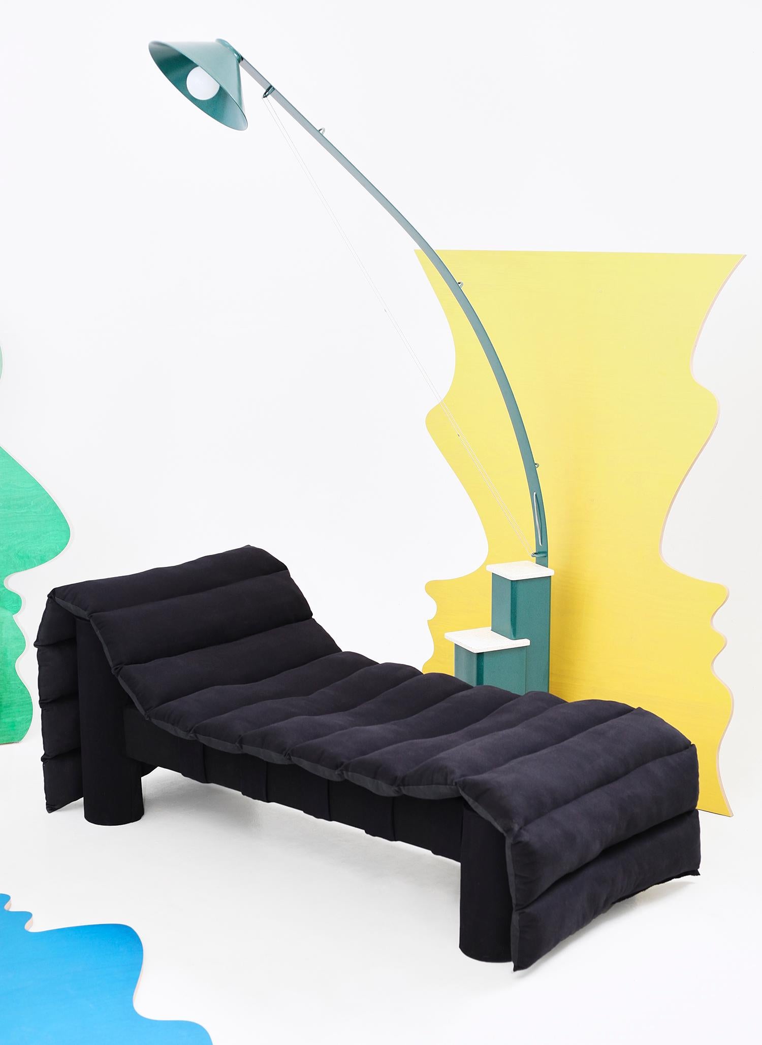 Schwarzes Bull Denim-Tagesbett mit recycelter Textilfüllung von LikeMindedObjects (amerikanisch) im Angebot